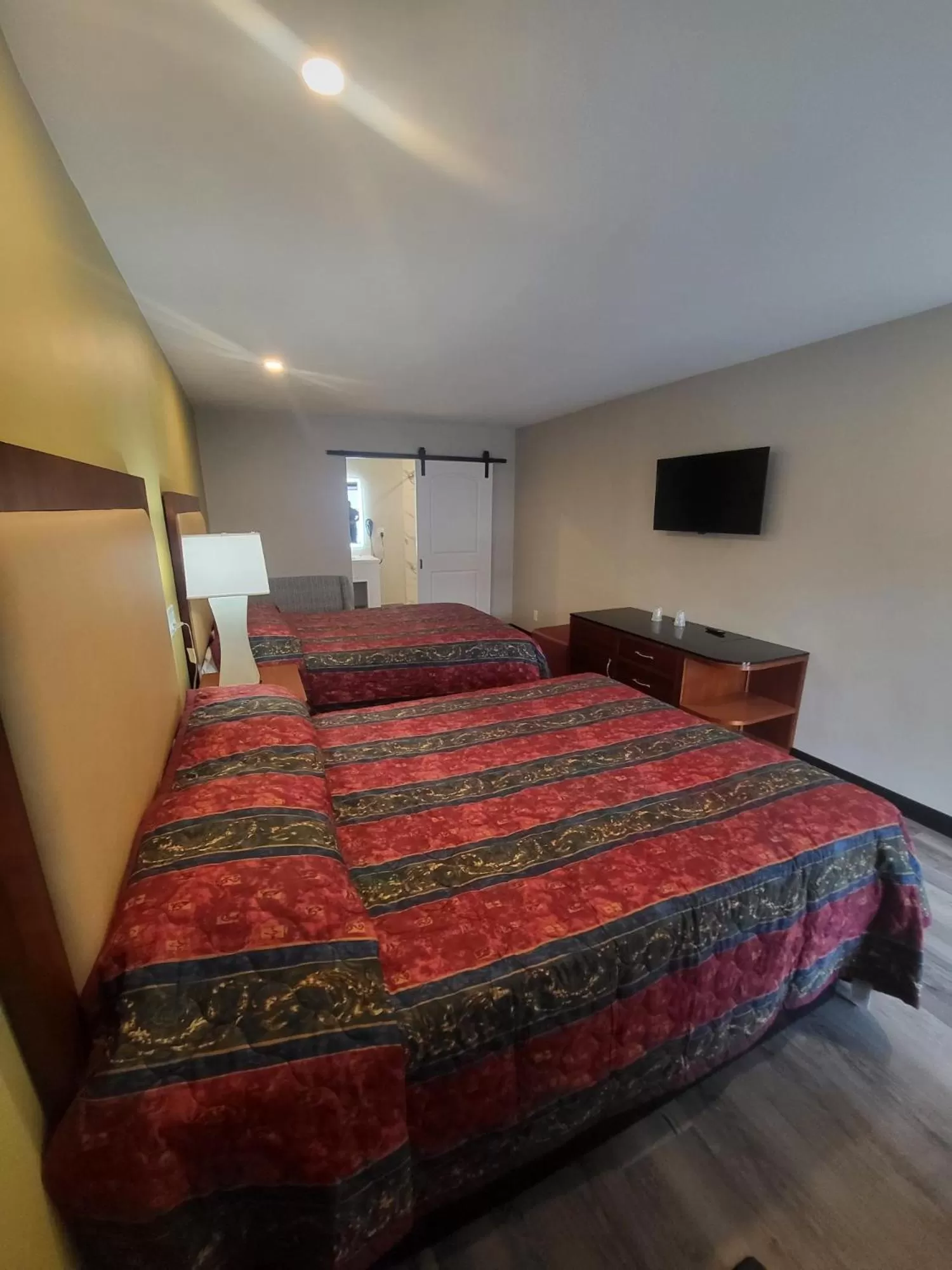 Photo of the whole room, Bed in Stadium Inn & Spas