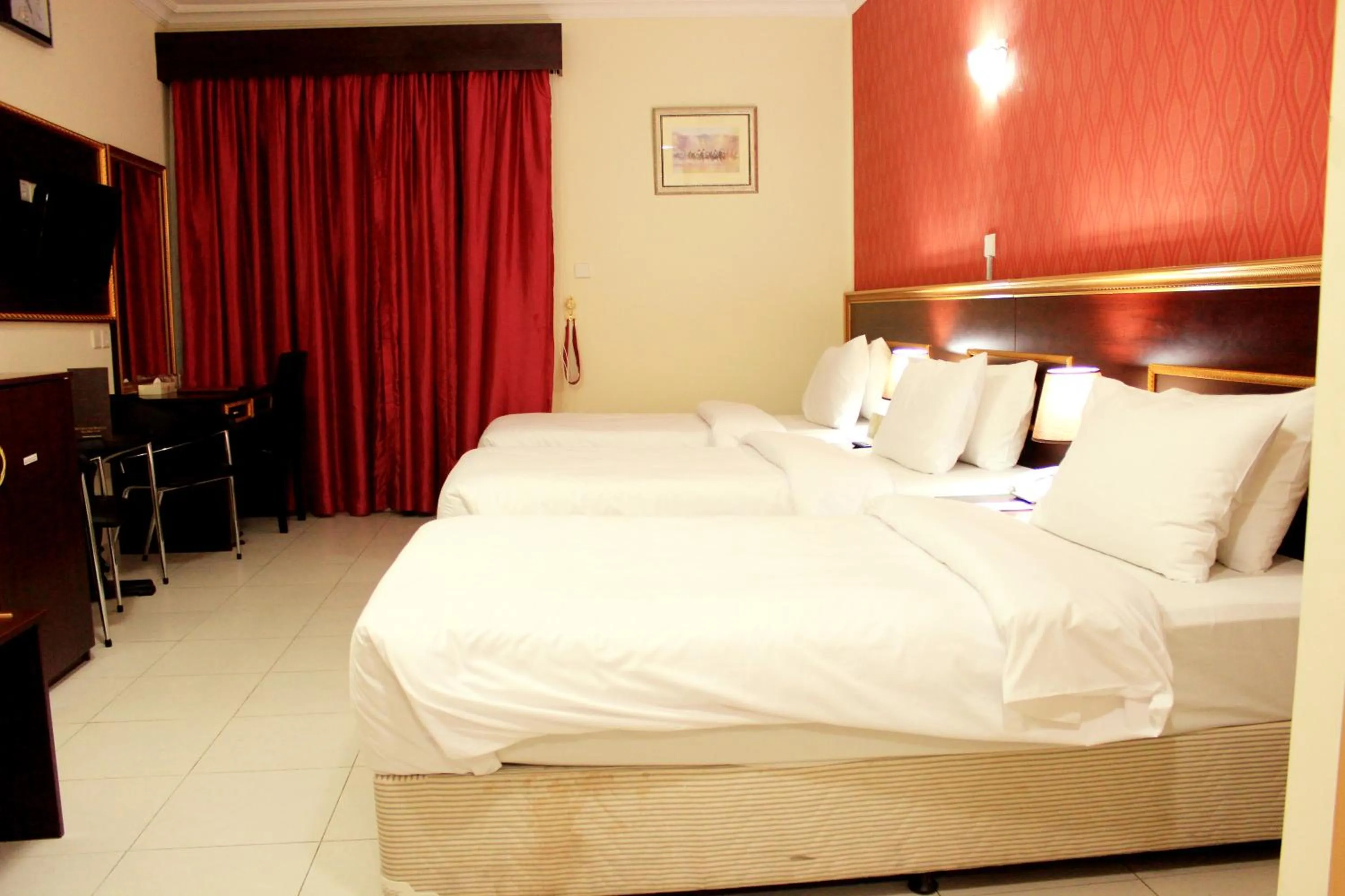 Bedroom, Bed in Montreal Naif Hotel