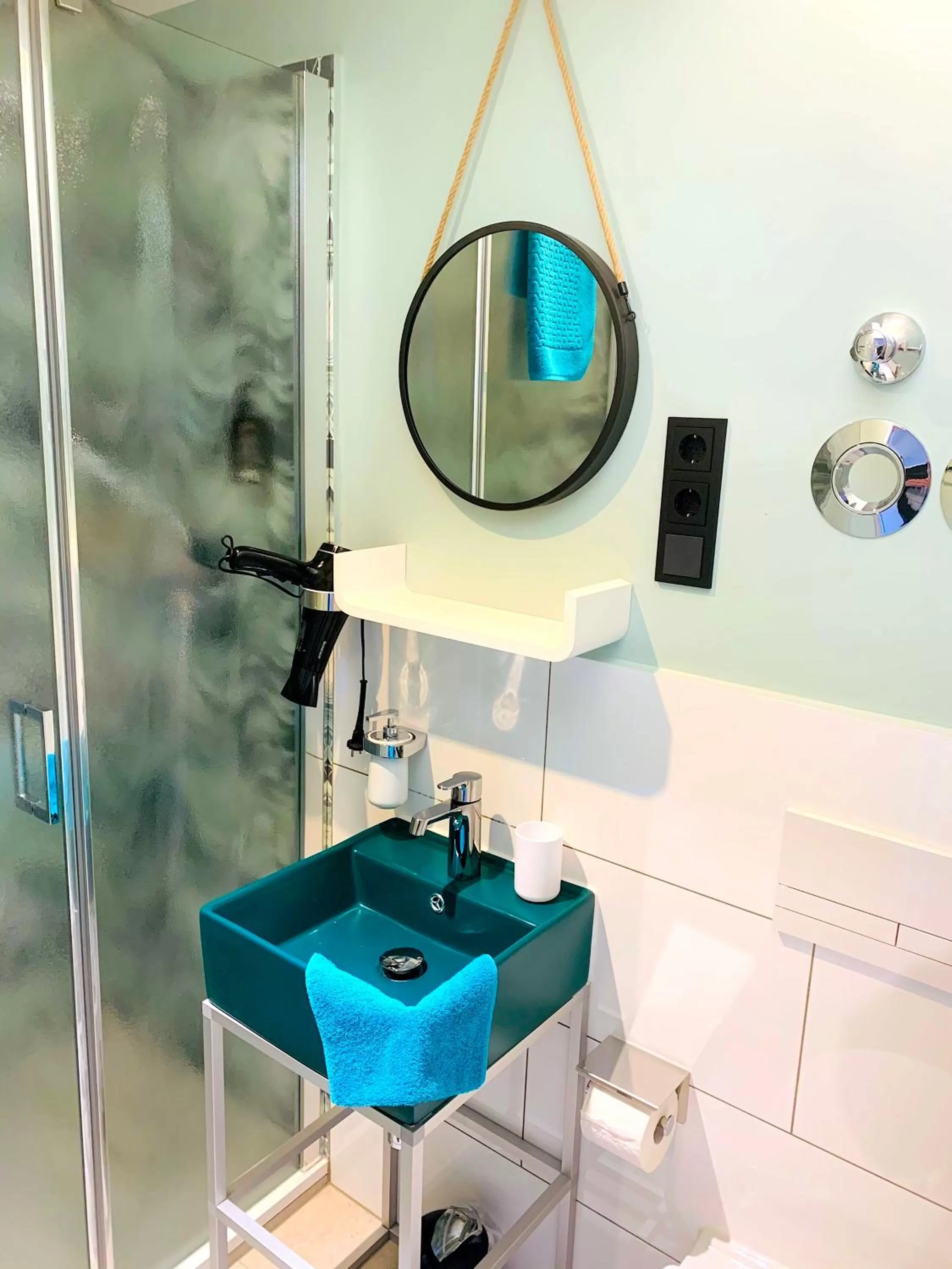 Bathroom in BESOTEL Mettmann