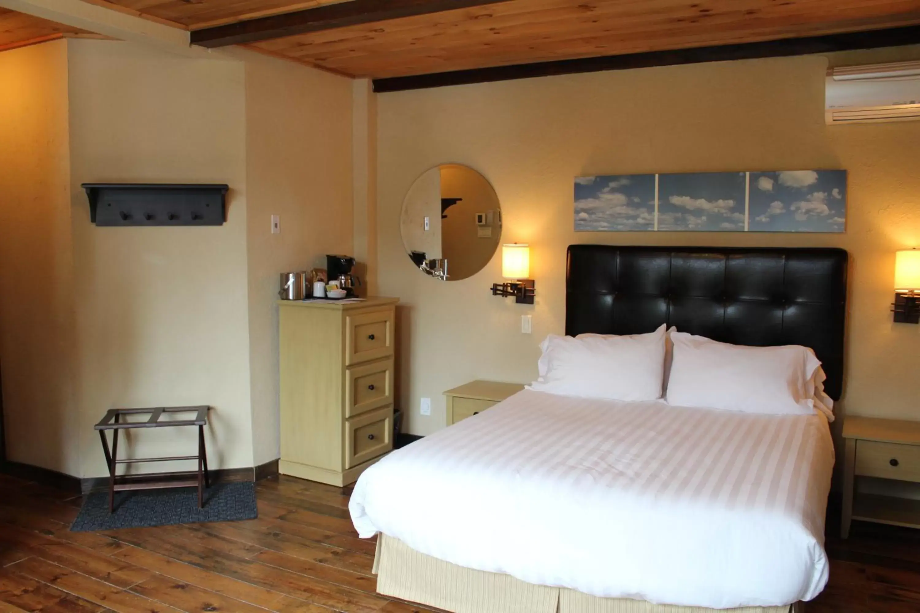 Bed in Les Condos Du Lac Taureau- Rooms & Condos
