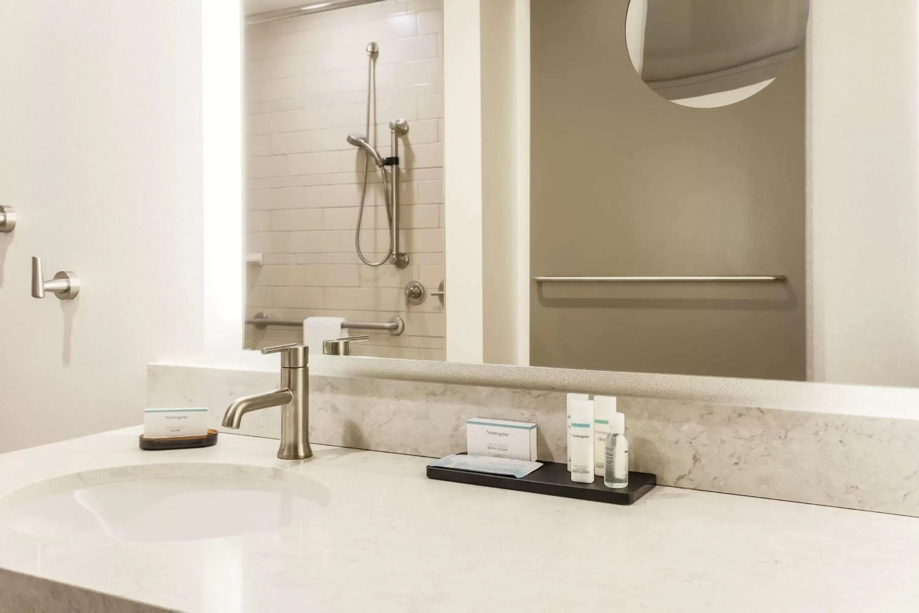 Bathroom in Embassy Suites By Hilton Syracuse Destiny USA
