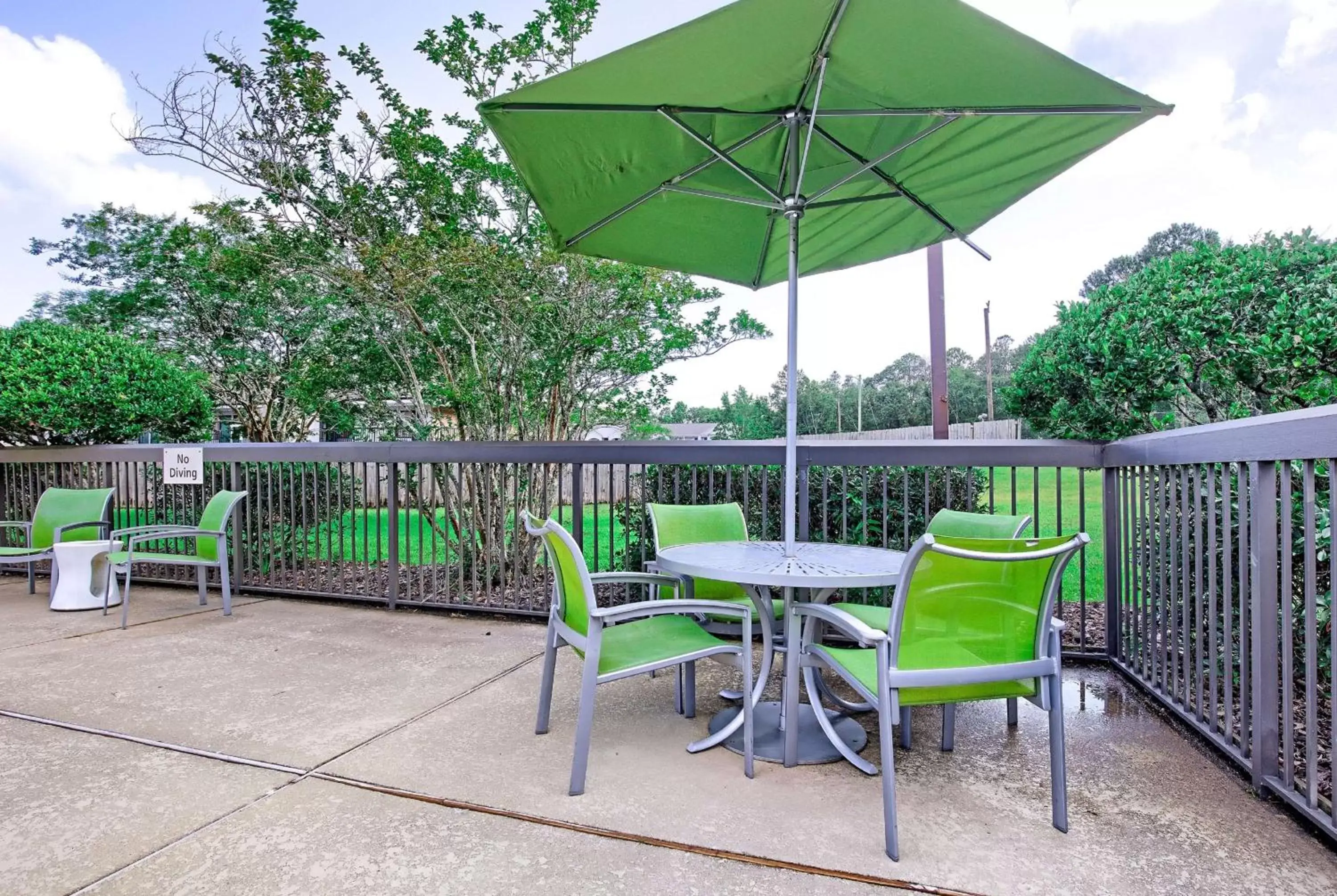 Patio in Hampton Inn Mobile-I-10/Bellingrath Gardens