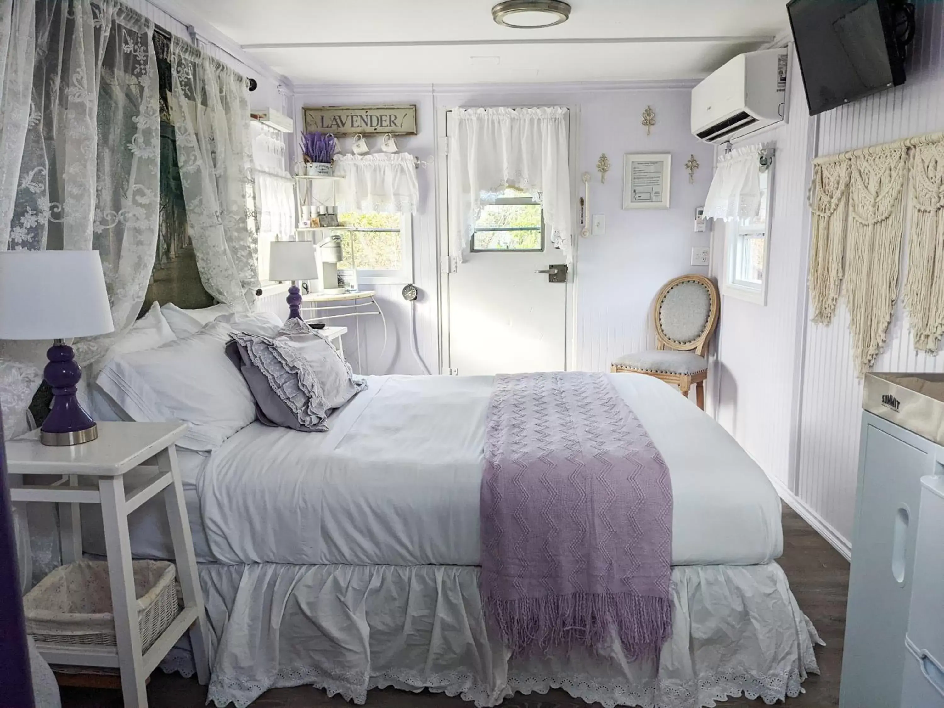 "Lavender Limited" - Queen Studio Private Caboose with Kitchen in Olympic Railway Inn "Lavender Limited" - Queen Studio Private Caboose with Kitchen in Olympic Railway Inn