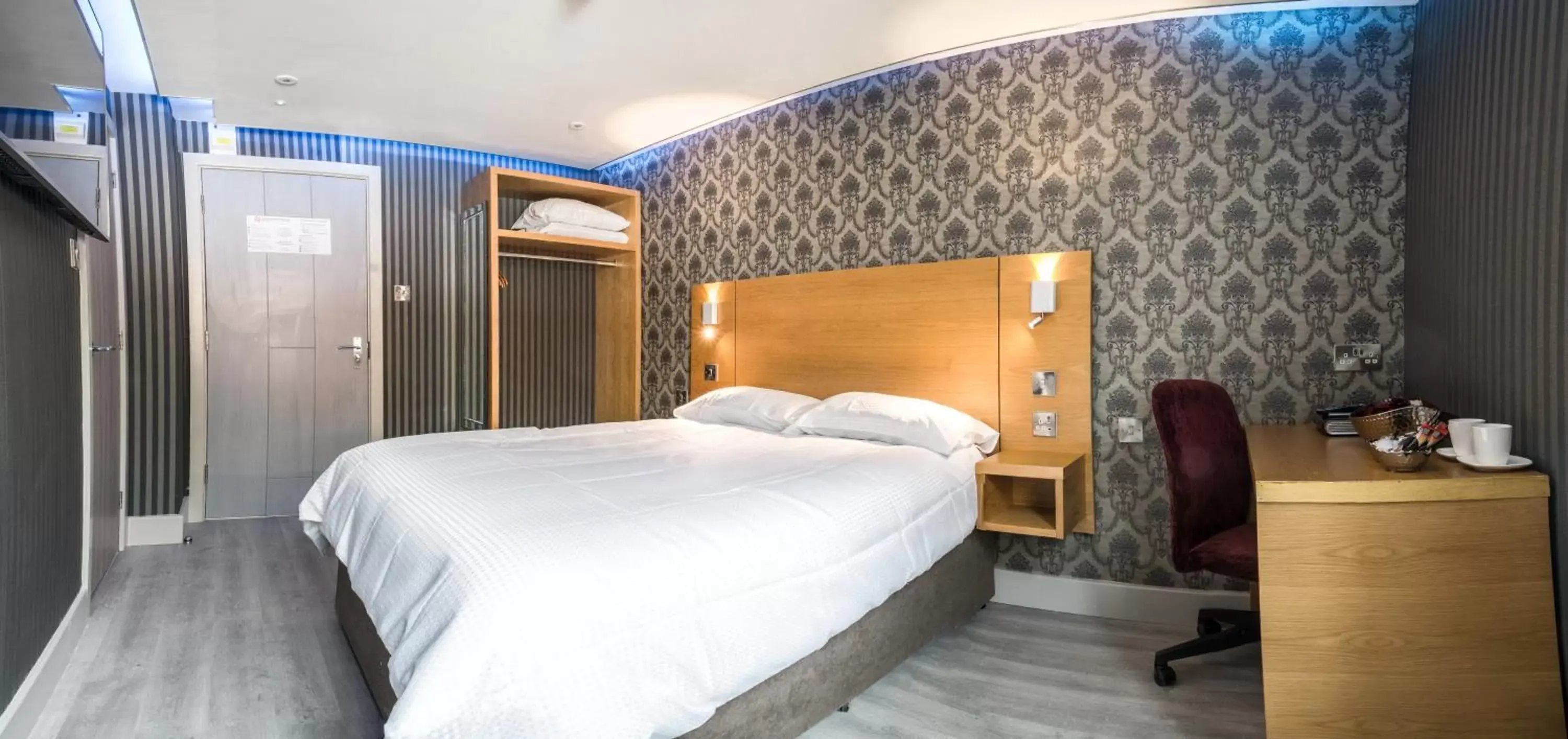 Deluxe Double Room with Bath in Quayside Hotel & Bar Deluxe Double Room with Bath in Quayside Hotel & Bar