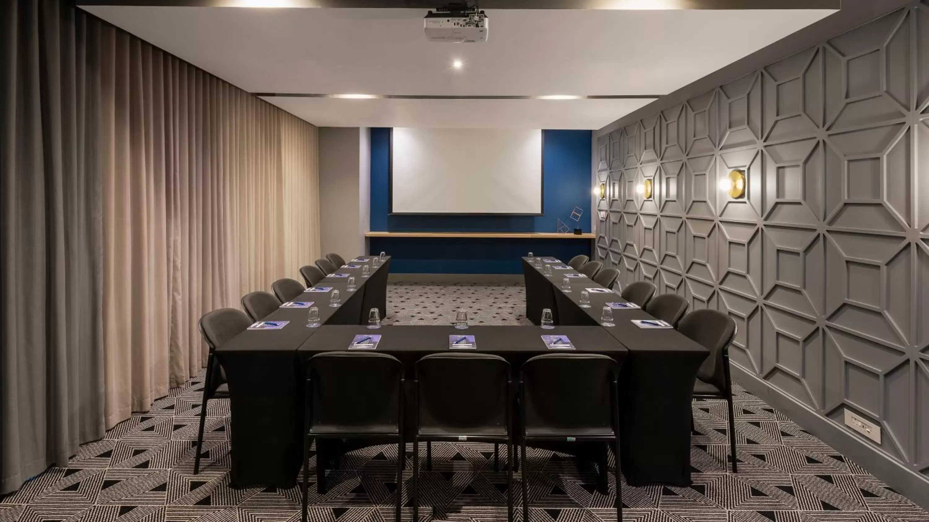 Meeting/conference room in Pullman Cape Town City Centre