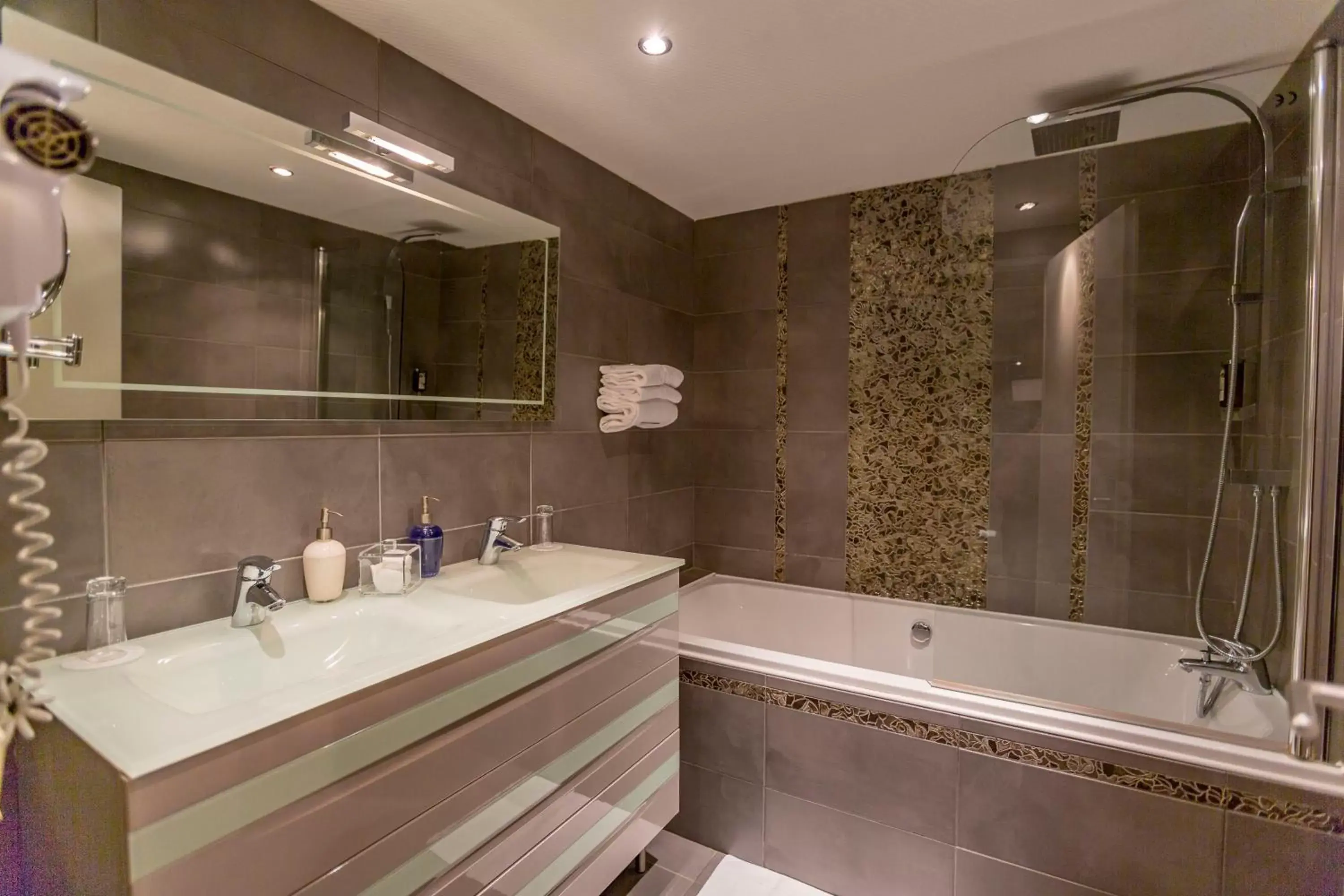 Bathroom in Hotel Relais Saint Jean Troyes