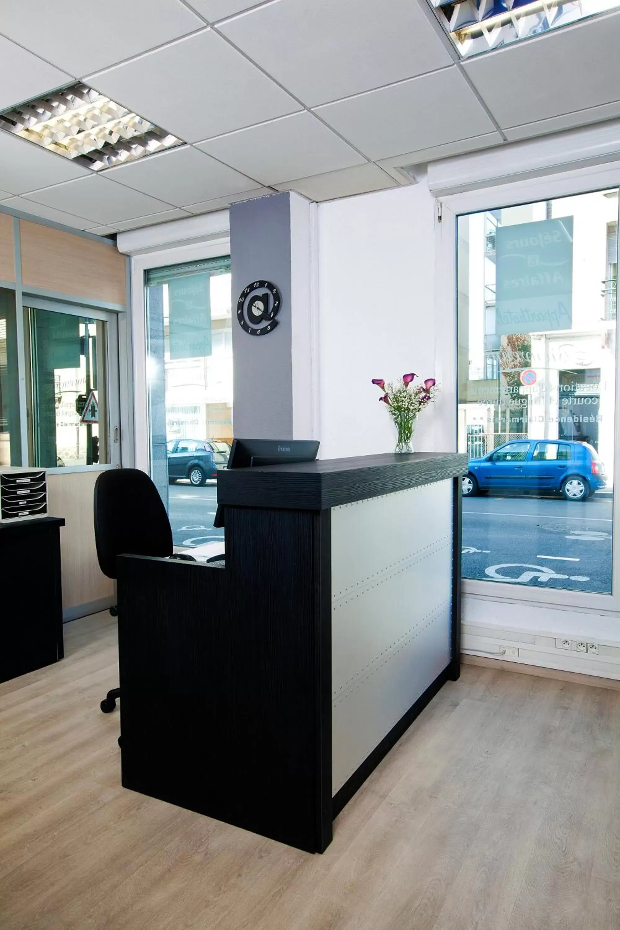 Lobby or reception in Séjours & Affaires Reims Clairmarais Lobby or reception in Séjours & Affaires Reims Clairmarais