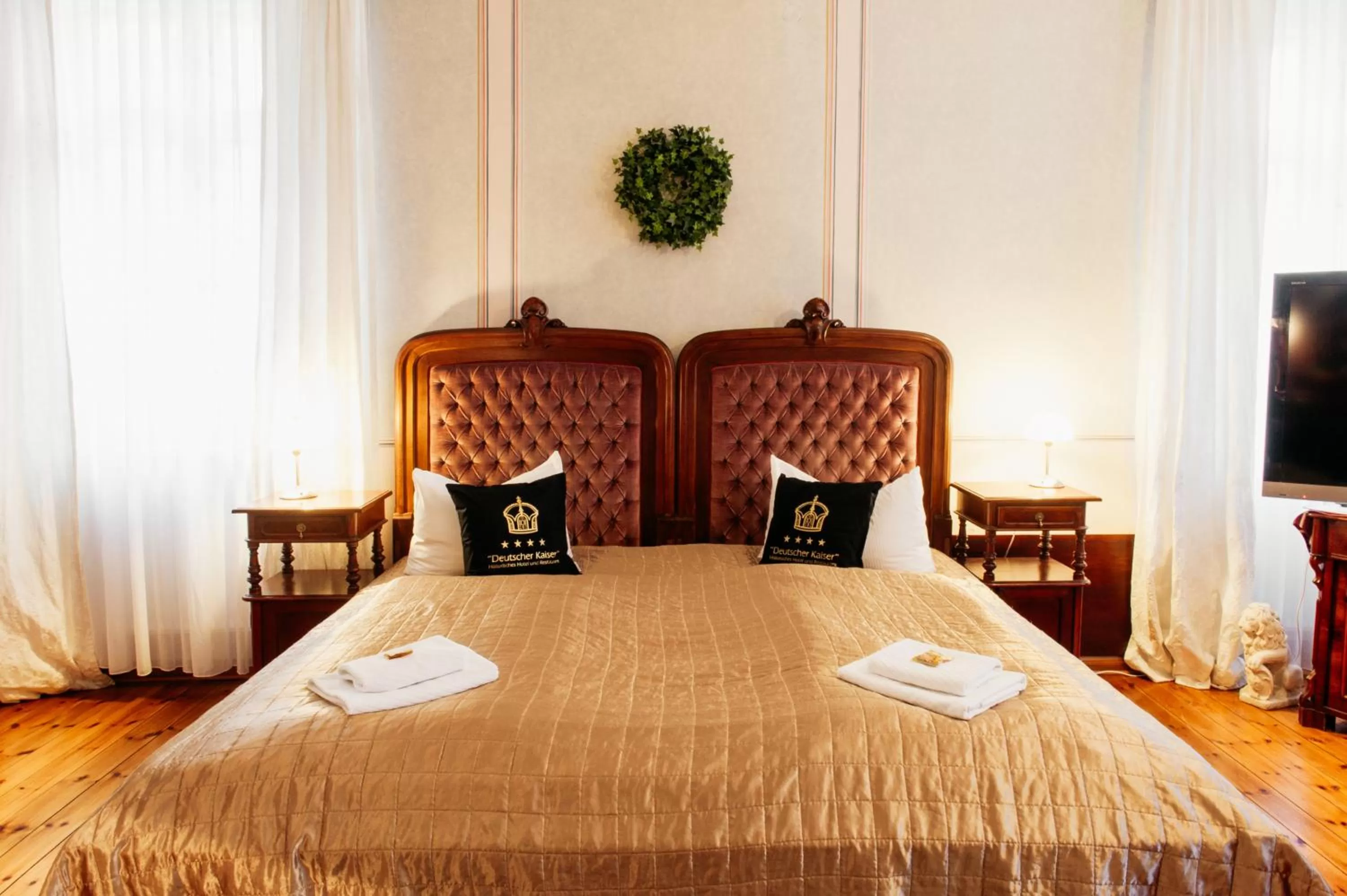 Photo of the whole room, Bed in Hotel & Restaurant "Deutscher Kaiser"