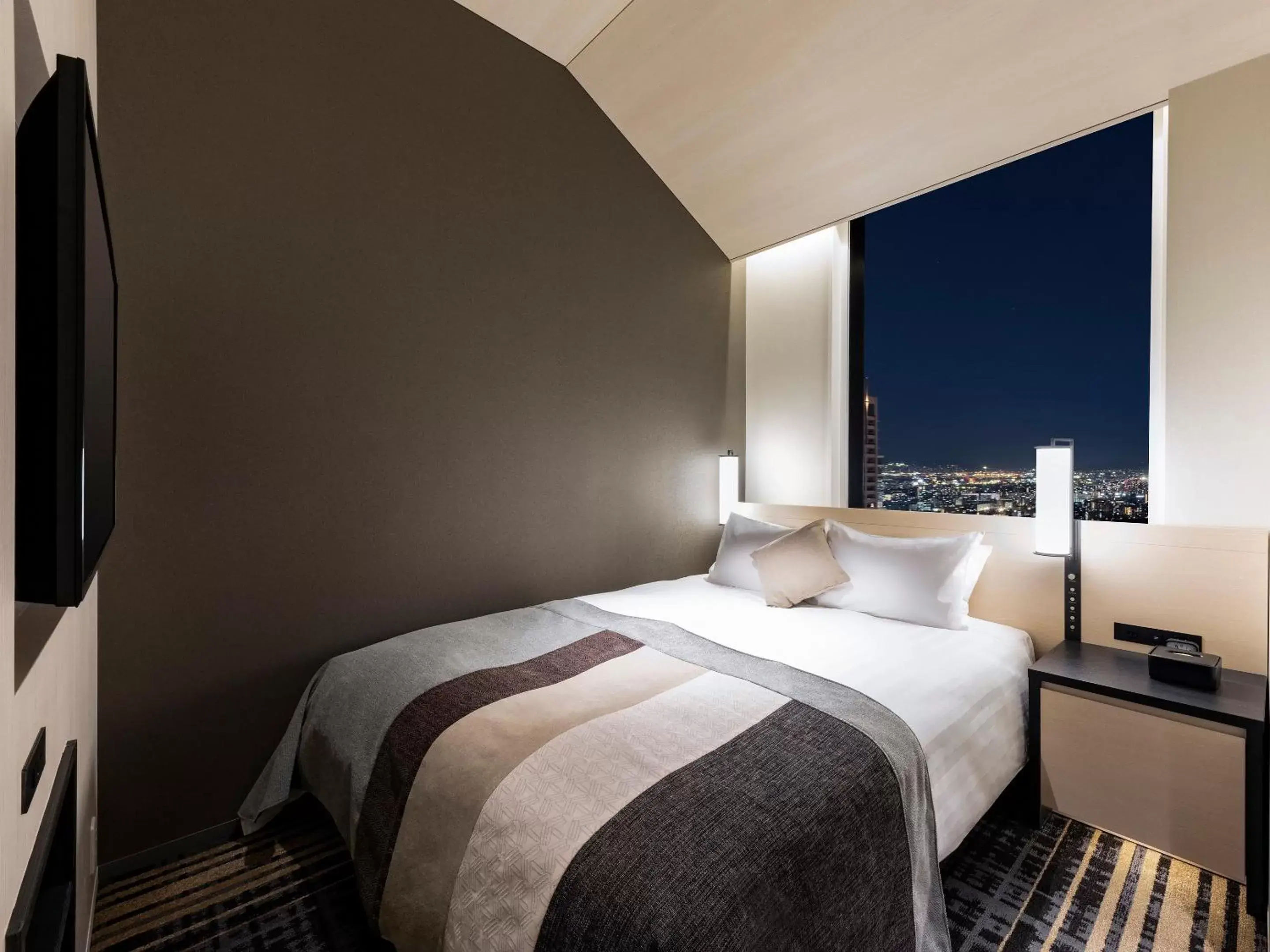 Bed in Hotel Hankyu RESPIRE OSAKA