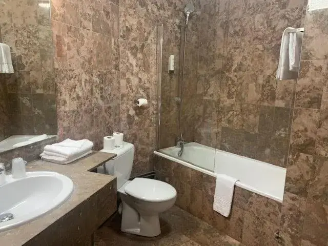 Bathroom in Hôtel des Etats-Unis