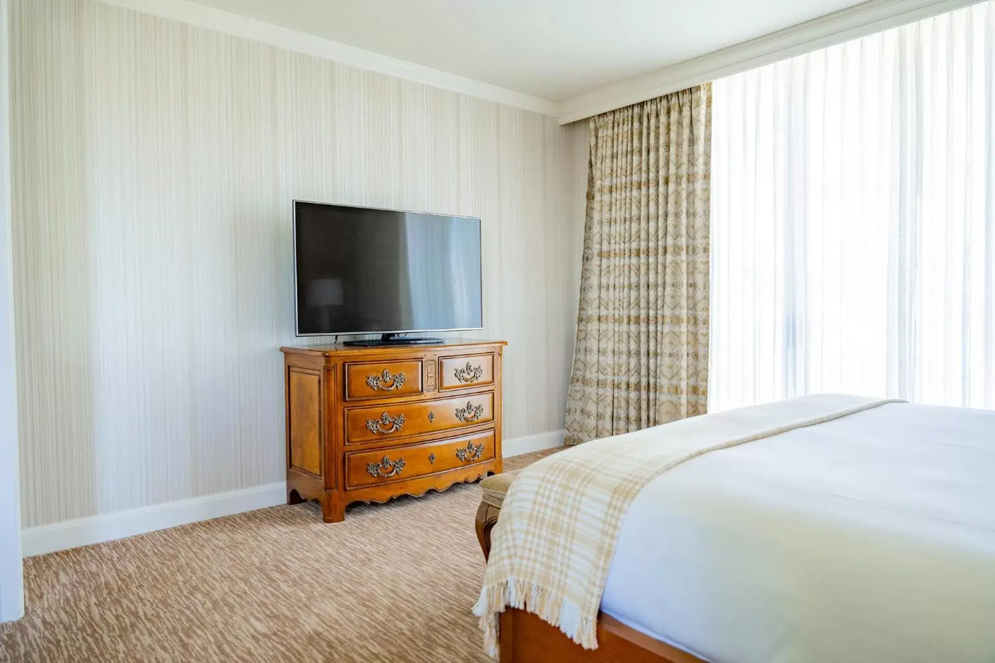 TV and multimedia, Bed in Little America Hotel & Resort Cheyenne