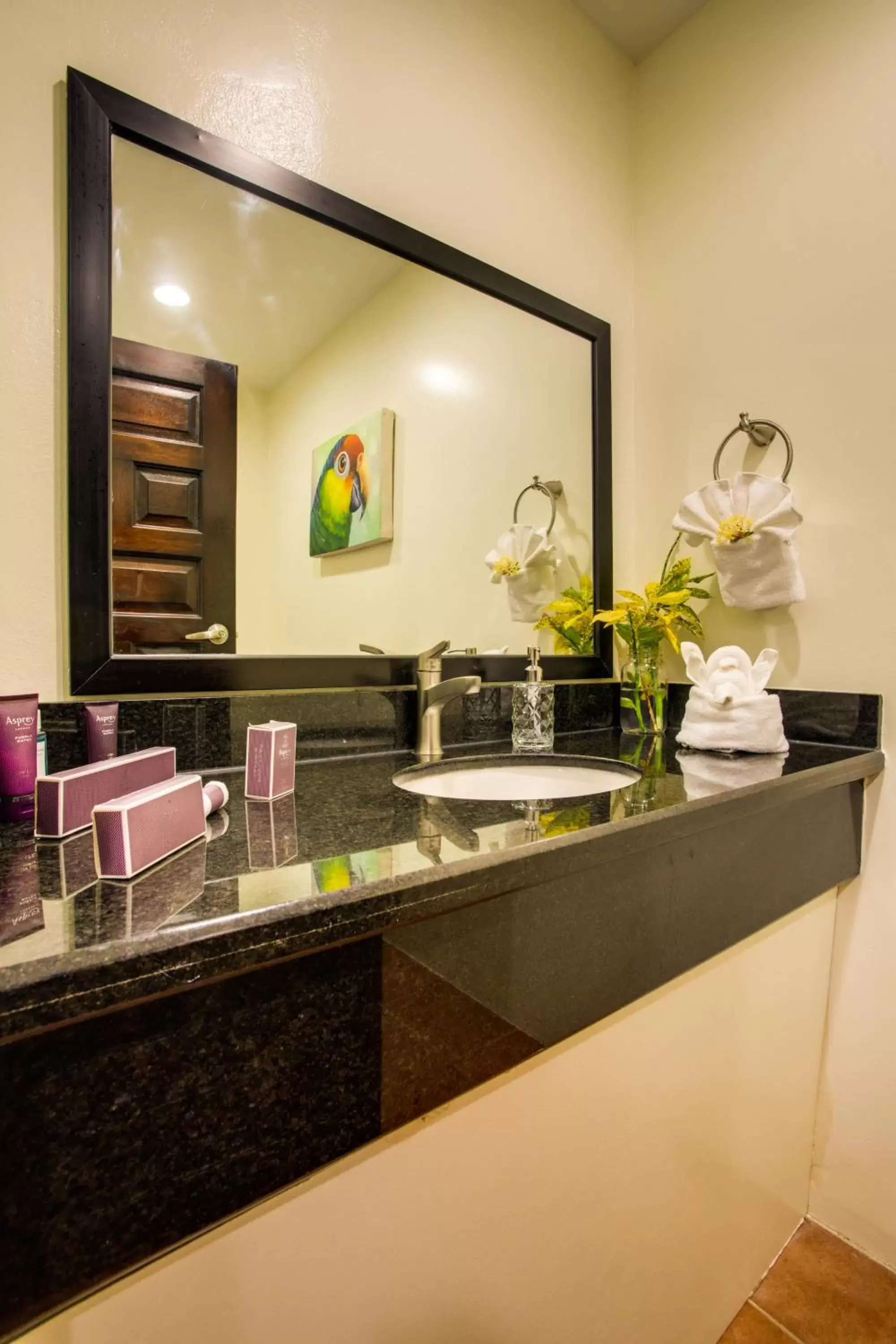 Bathroom, Restaurant/Places to Eat in Mariposa Belize Beach Resort