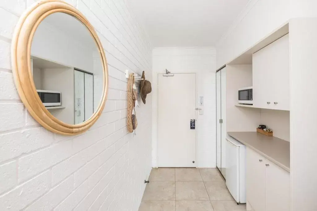 Kitchen or kitchenette in Mollymook Seascape Motel and Apartments Kitchen or kitchenette in Mollymook Seascape Motel and Apartments