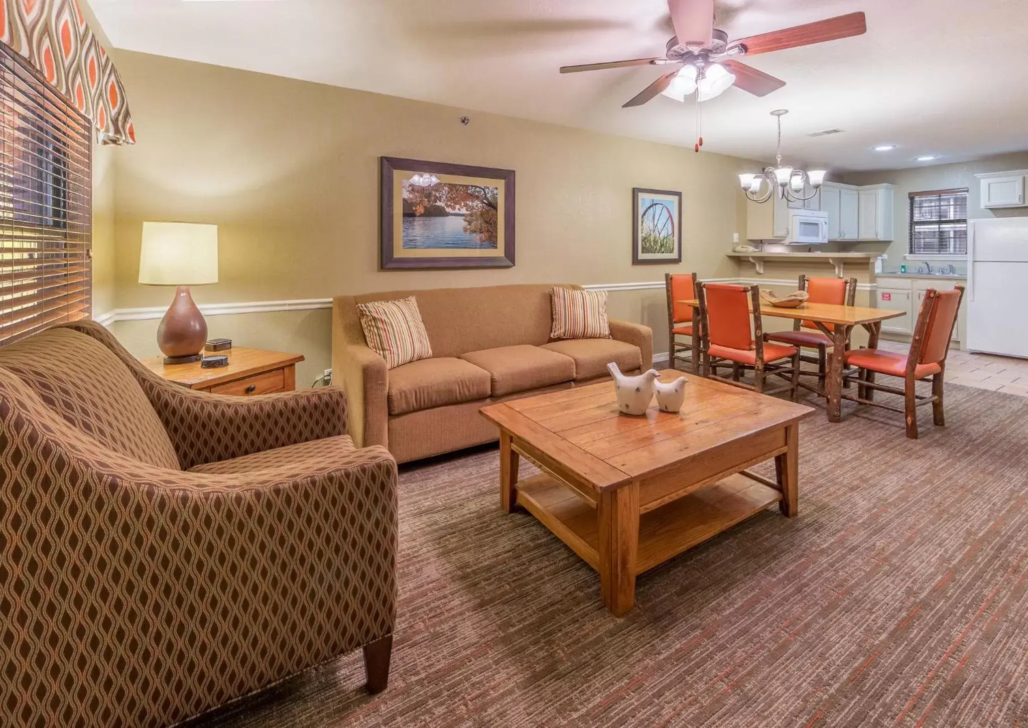 Photo of the whole room, Seating Area in Holiday Inn Club Vacations Fox River Resort at Sheridan