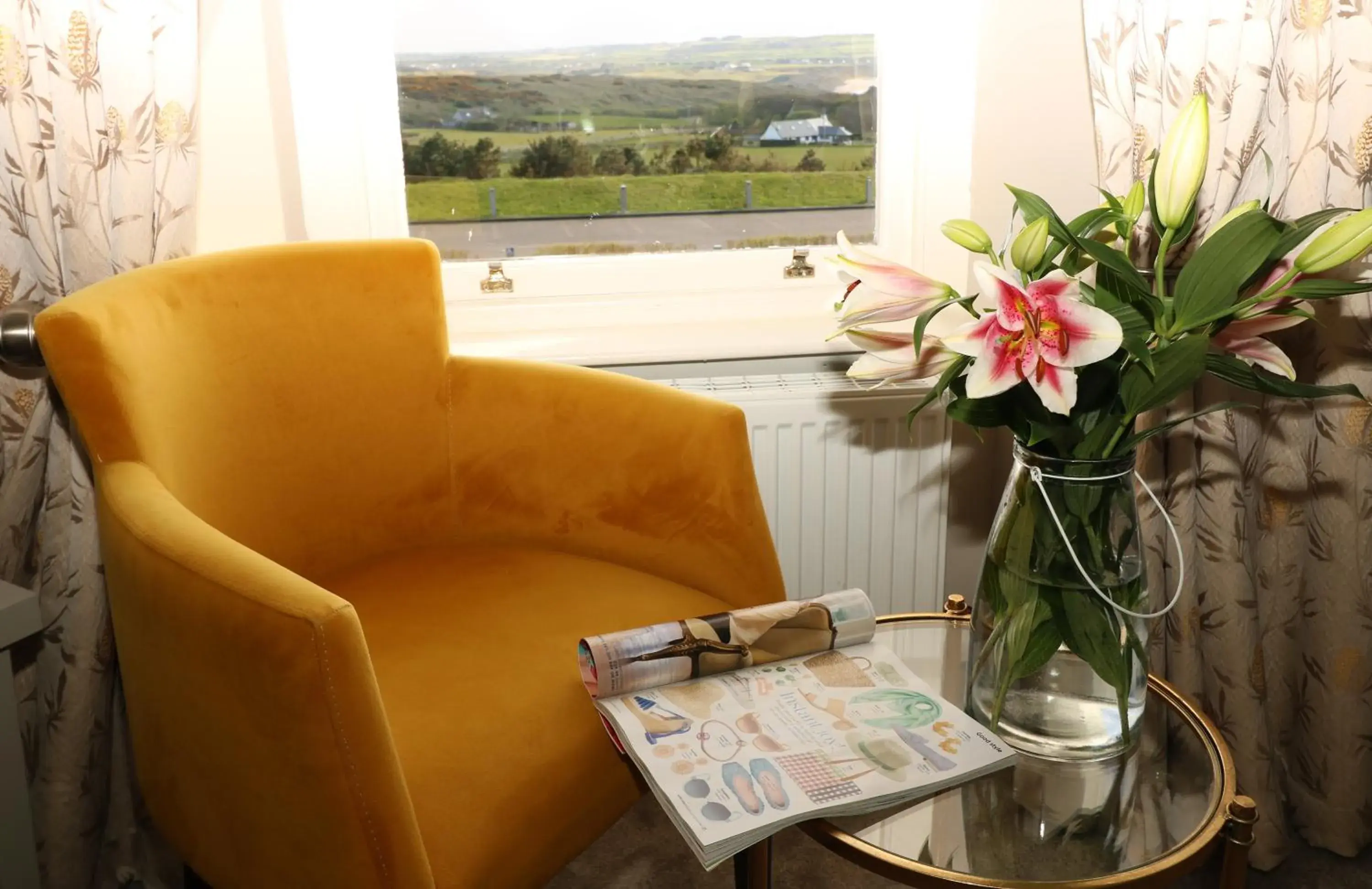 Bedroom, Seating Area in Causeway Hotel