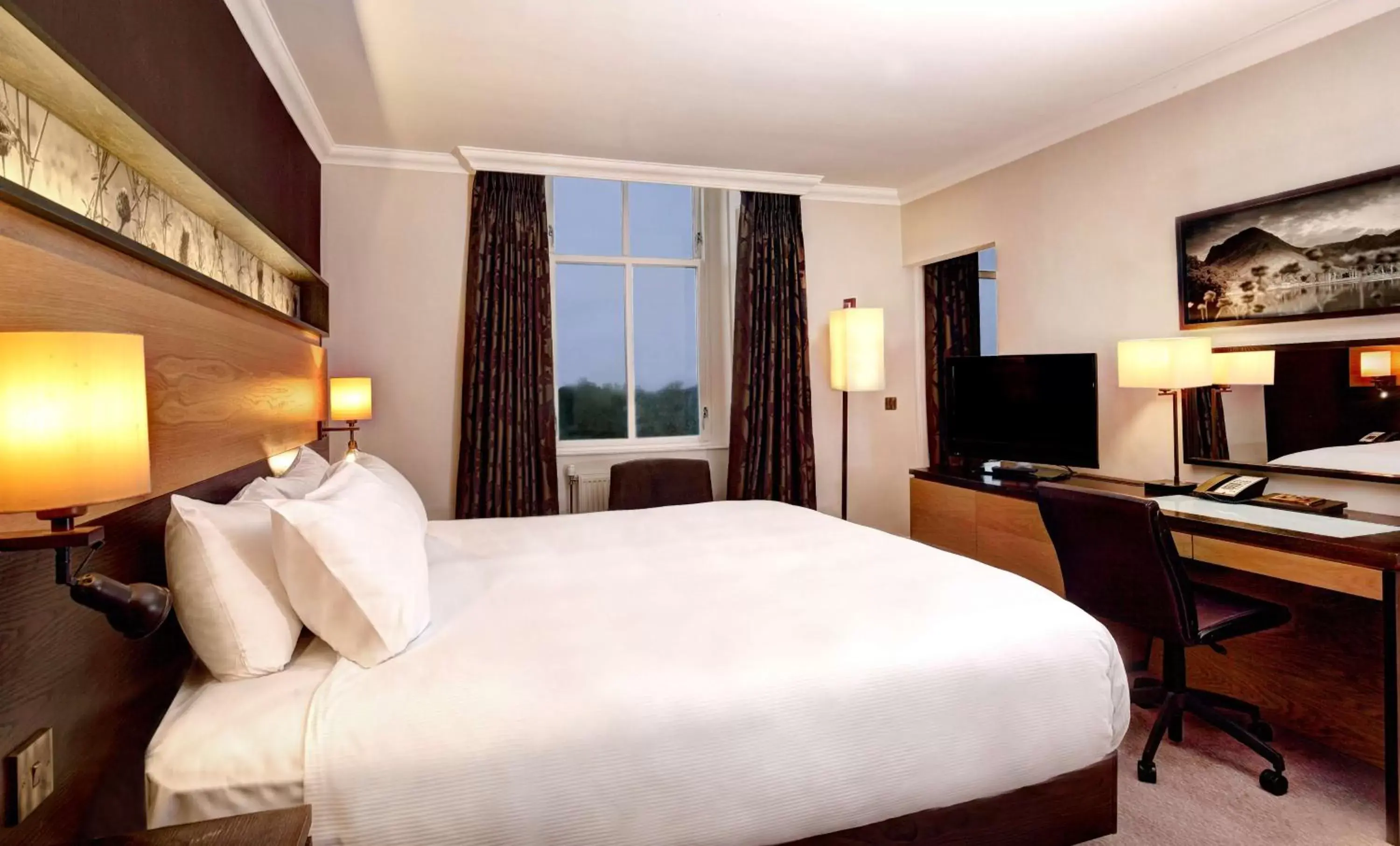 Bedroom, Bed in DoubleTree by Hilton Dunblane Hydro Hotel