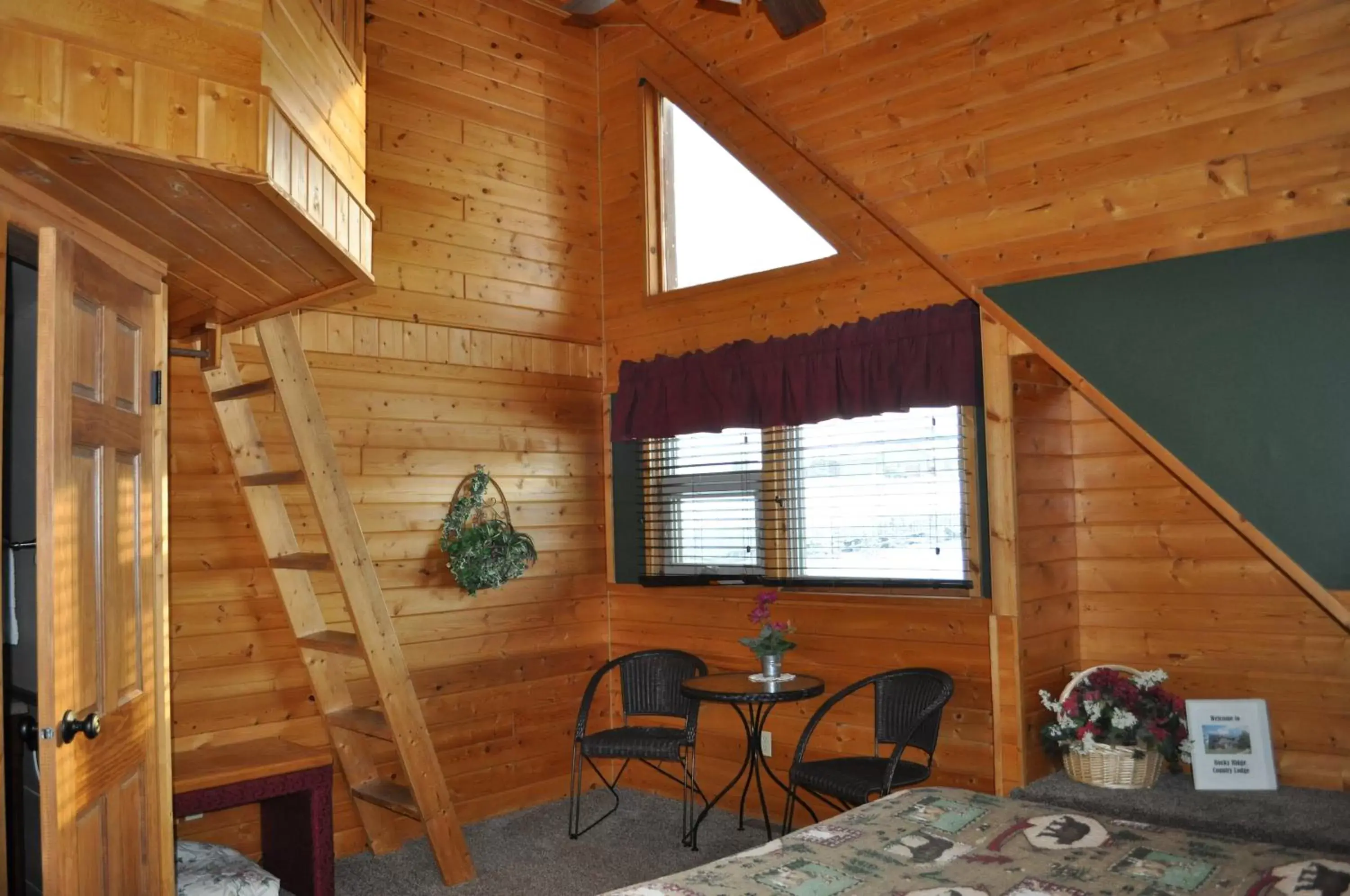 Dining Area in Rocky Ridge Country Lodge