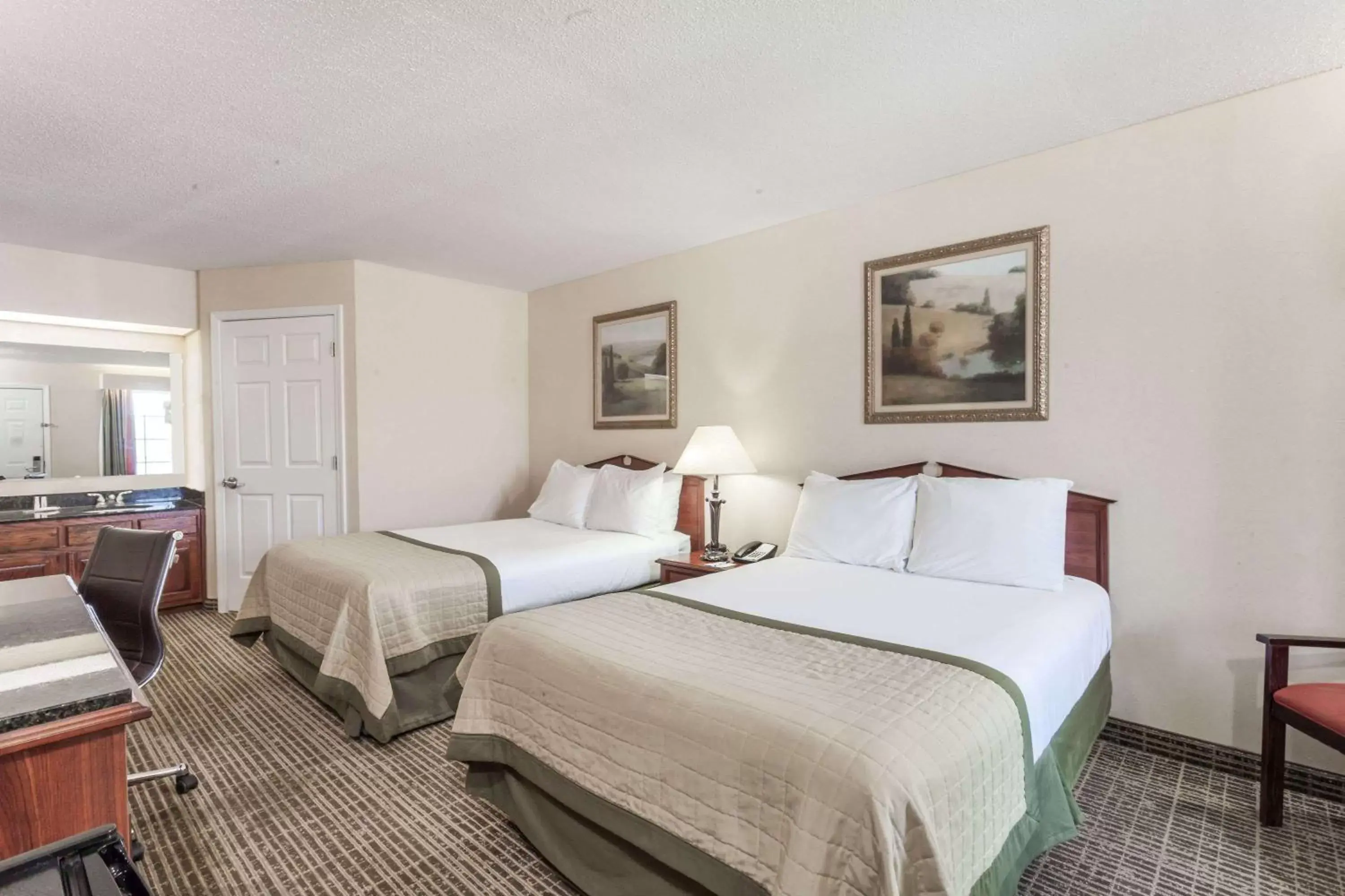 Photo of the whole room, Bed in Baymont by Wyndham Hickory