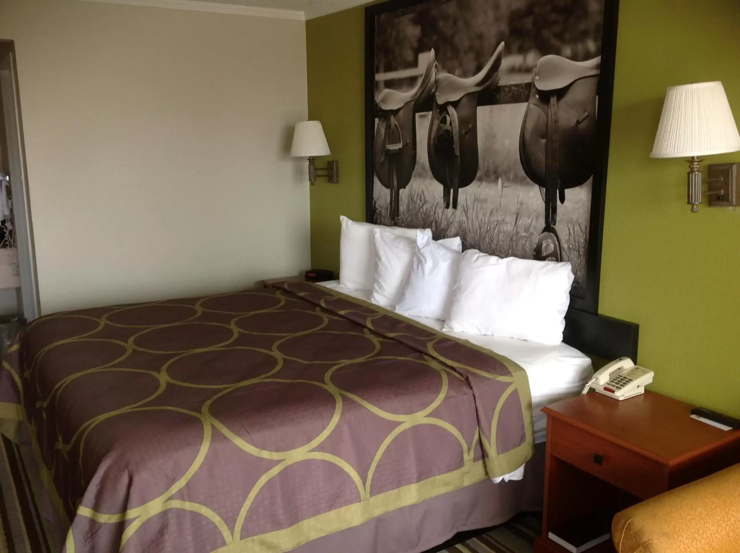 Bedroom, Bed in Super 8 by Wyndham Longview/North