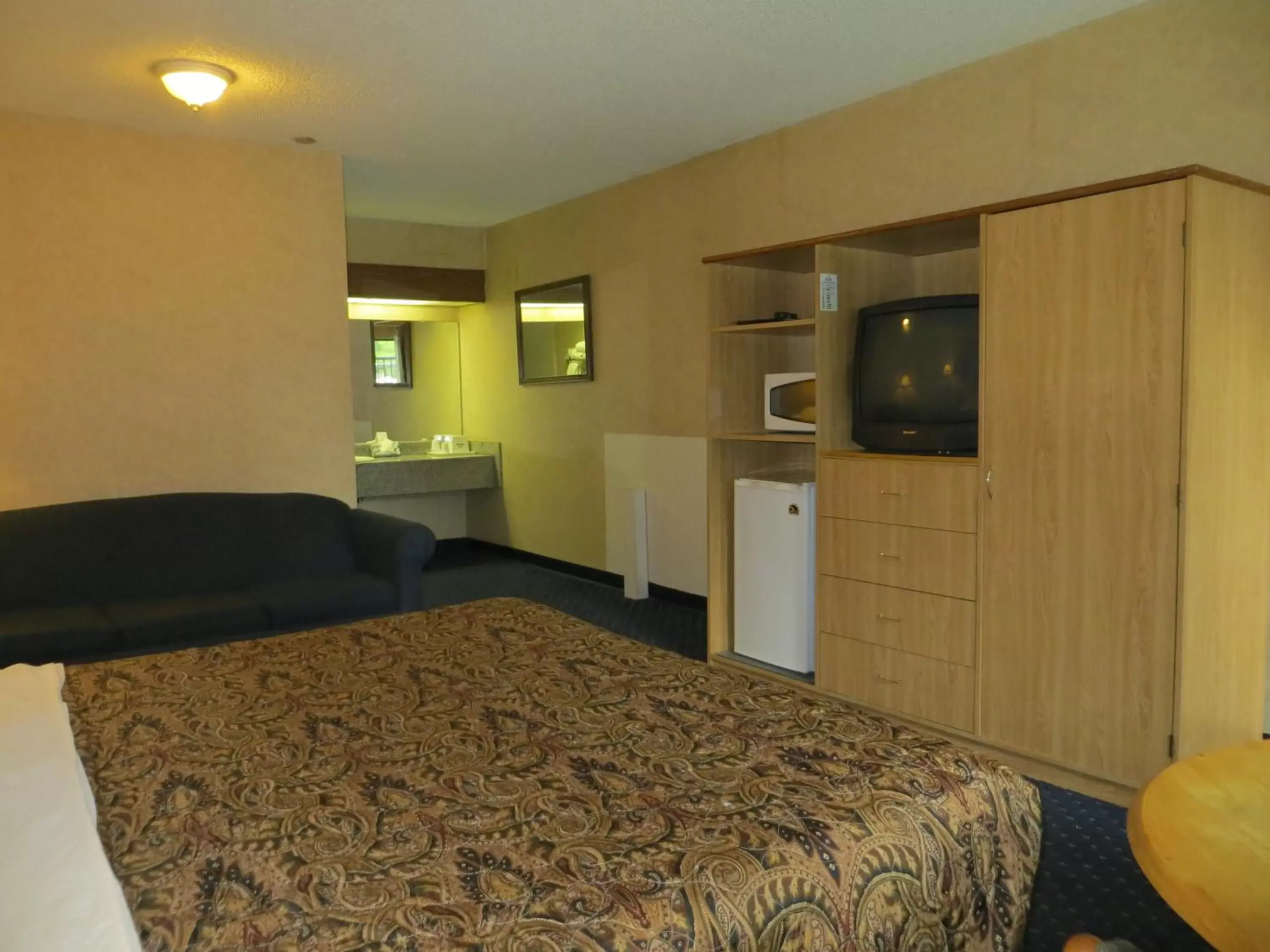 King Room -Smoking in Days Inn by Wyndham Anaheim West