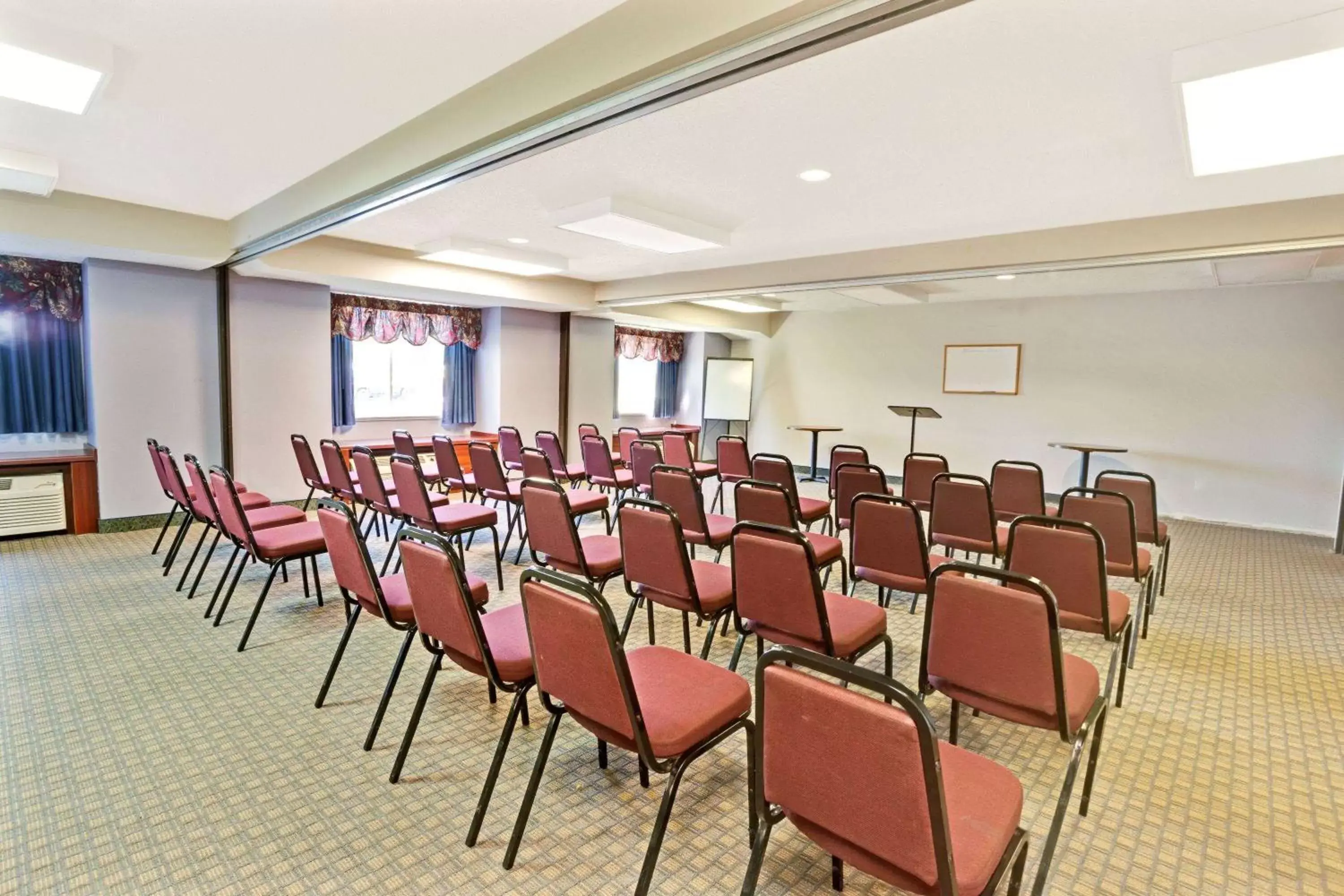 Meeting/conference room in Microtel Inn & Suites by Wyndham Detroit Roseville