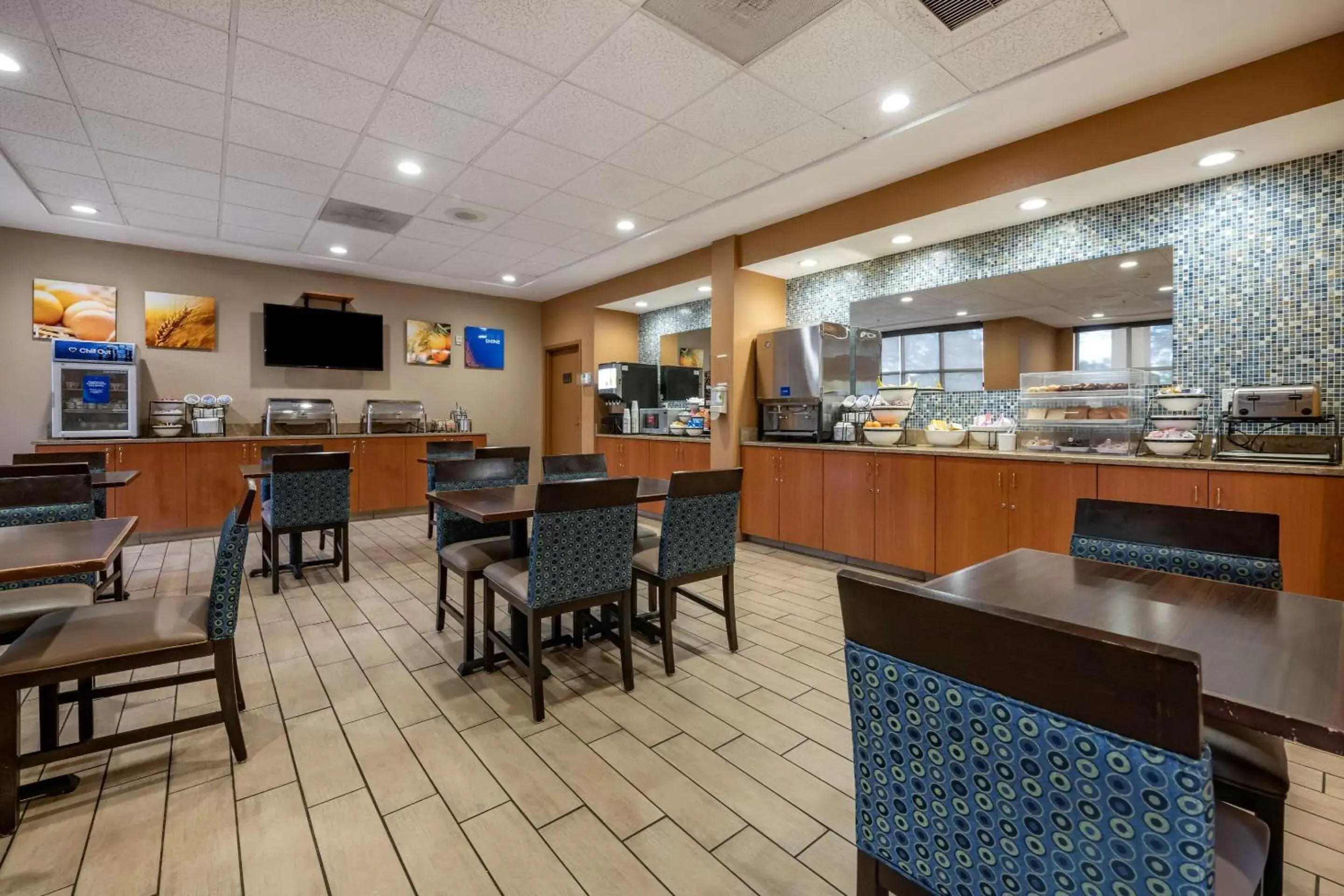 Breakfast, Lounge/Bar in Comfort Inn & Suites Orlando North