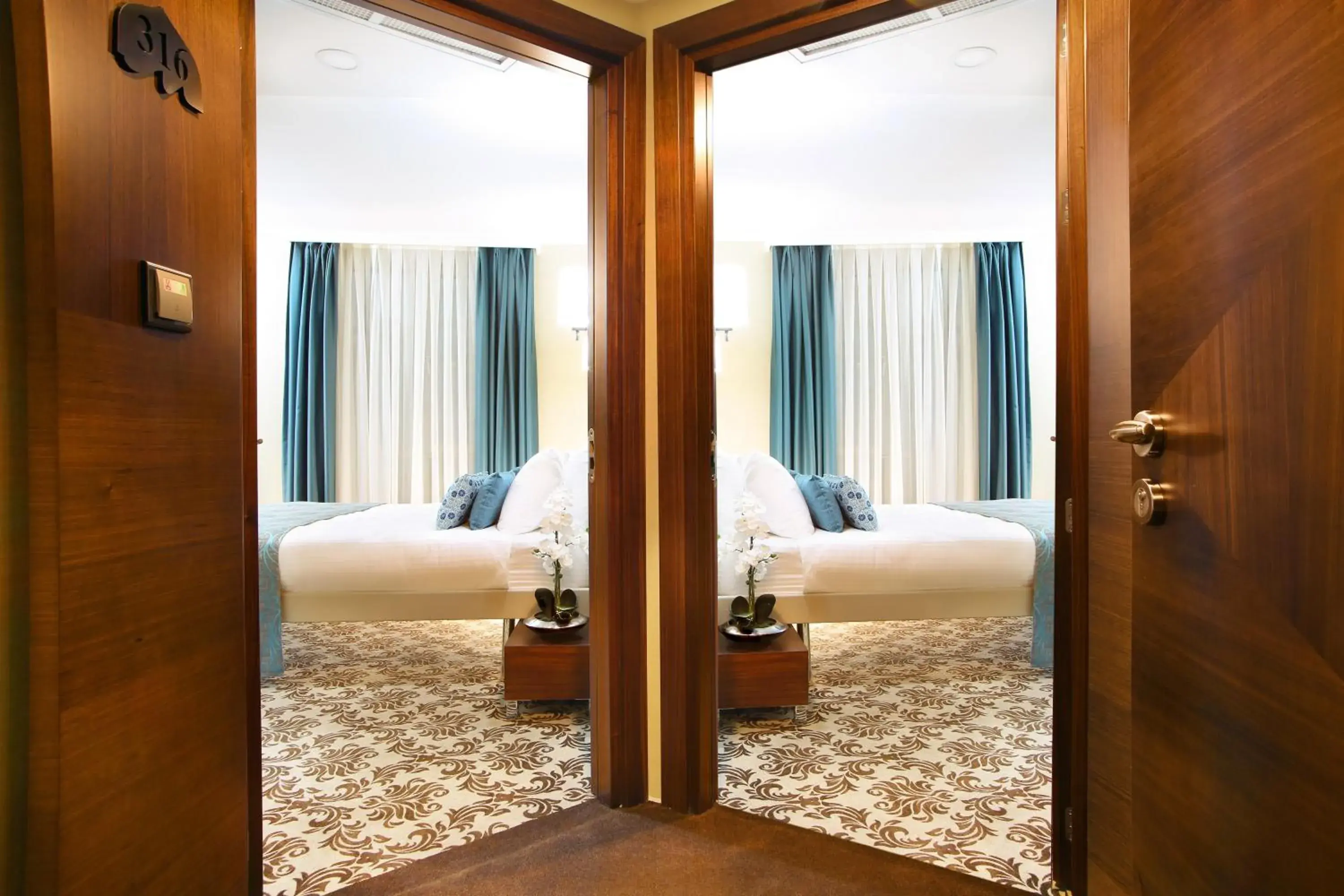 Shower, Bed in Mard-inn Hotel