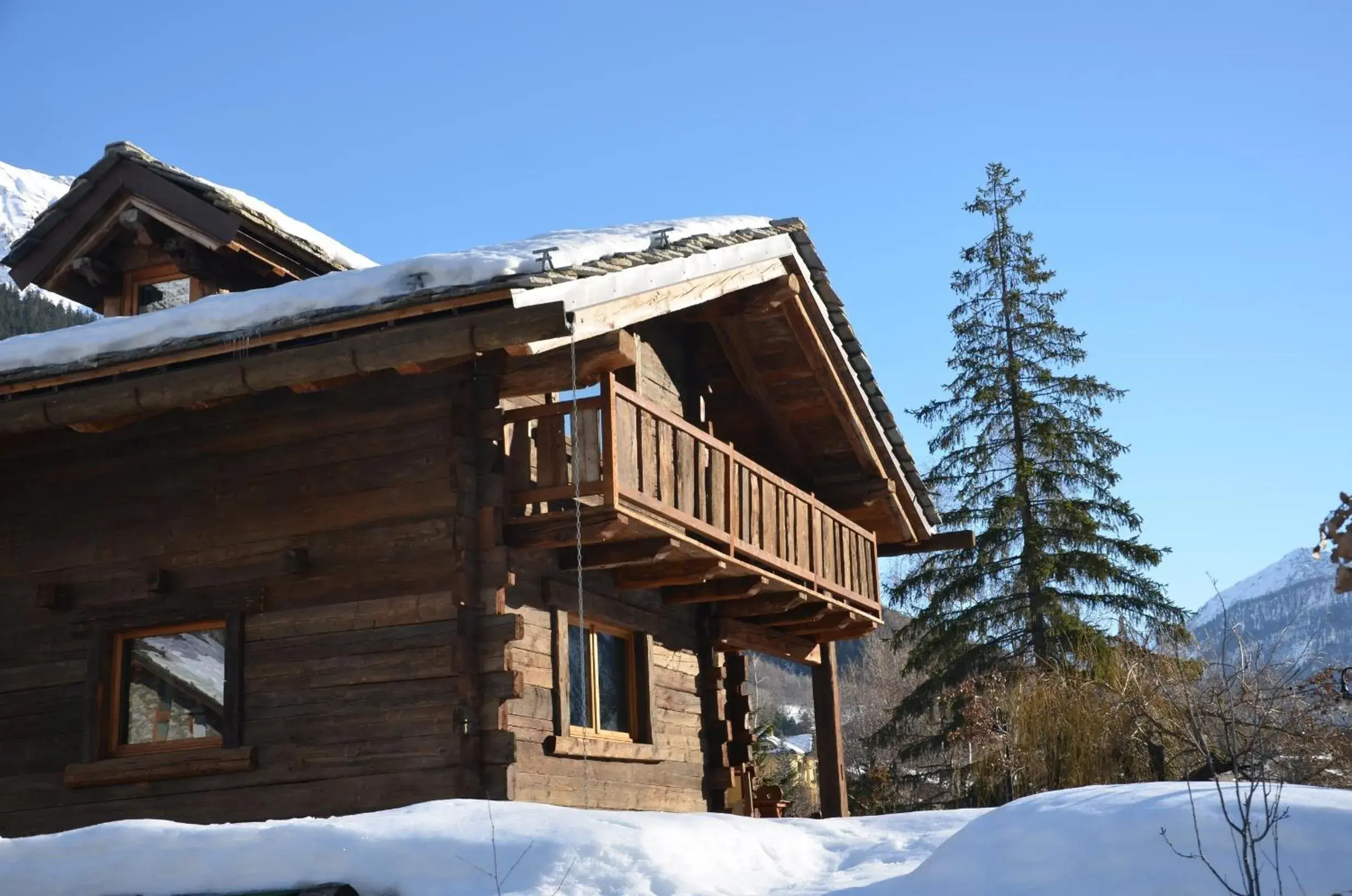 Facade/entrance, Winter in Hotel Chalet Svizzero