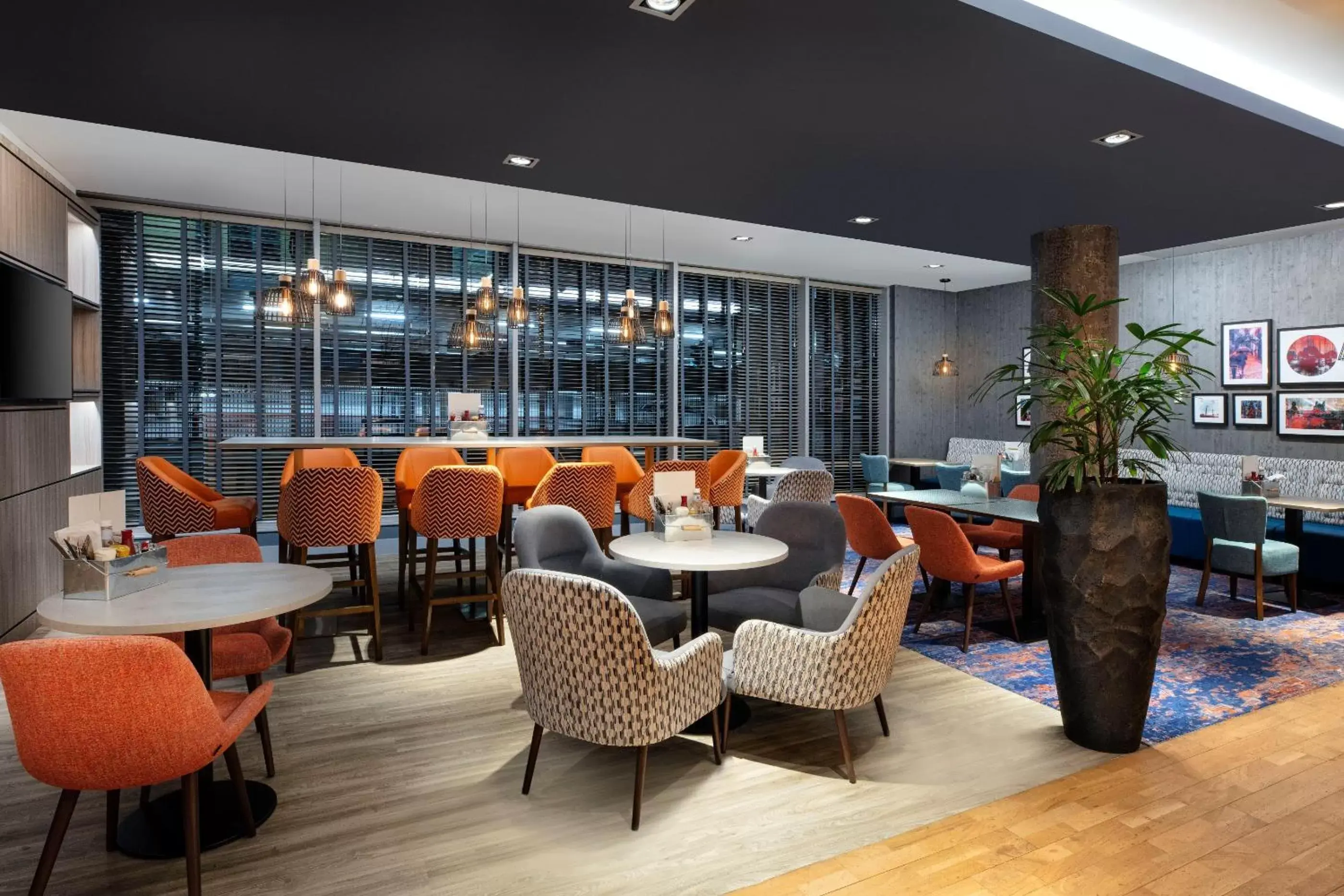 Lounge or bar, Restaurant/Places to Eat in Leonardo Hotel Exeter - Formerly Jurys Inn
