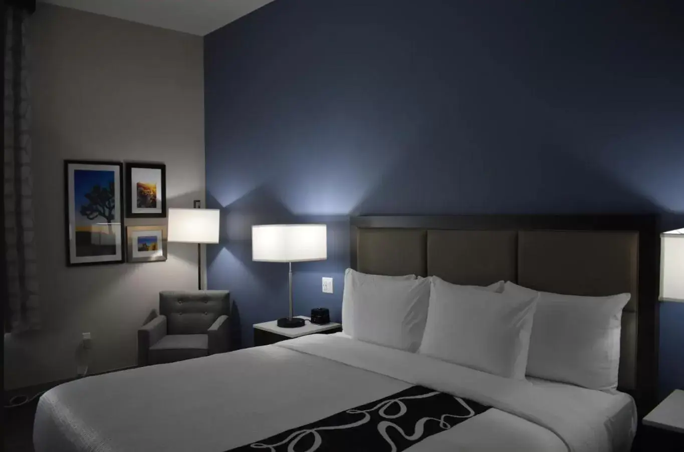 Photo of the whole room, Bed in La Quinta Inn & Suites by Wyndham San Bernardino