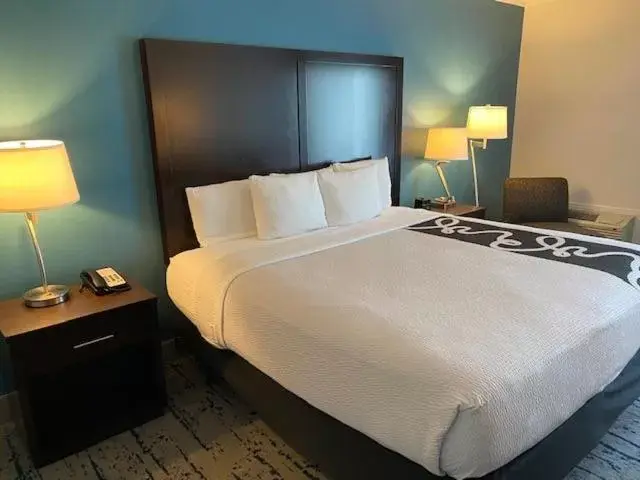 Bed in La Quinta Inn by Wyndham Lynnwood