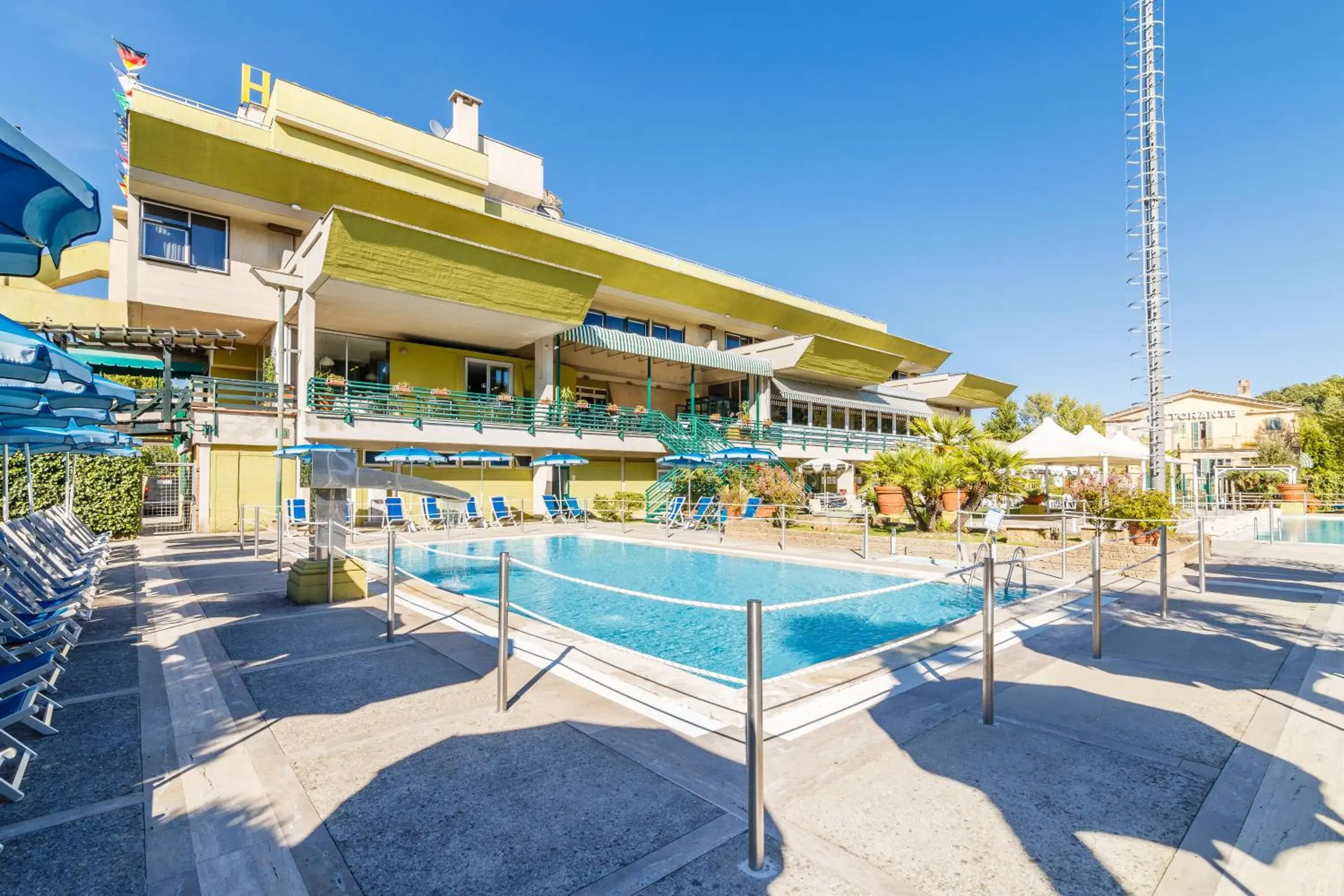 Swimming Pool in Hotel Country Club