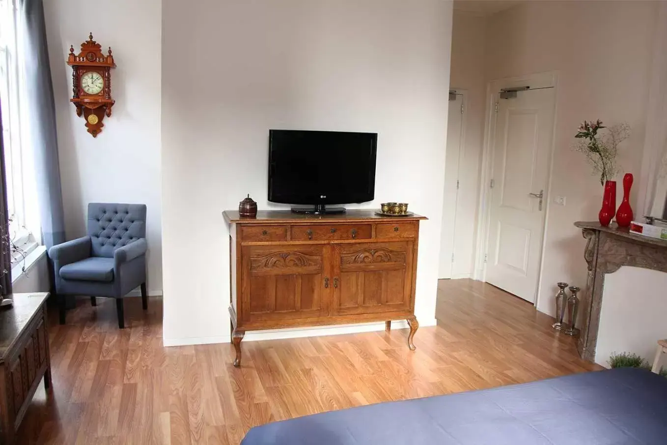 Photo of the whole room, TV/Entertainment Center in B&B Utrecht Domkwartier