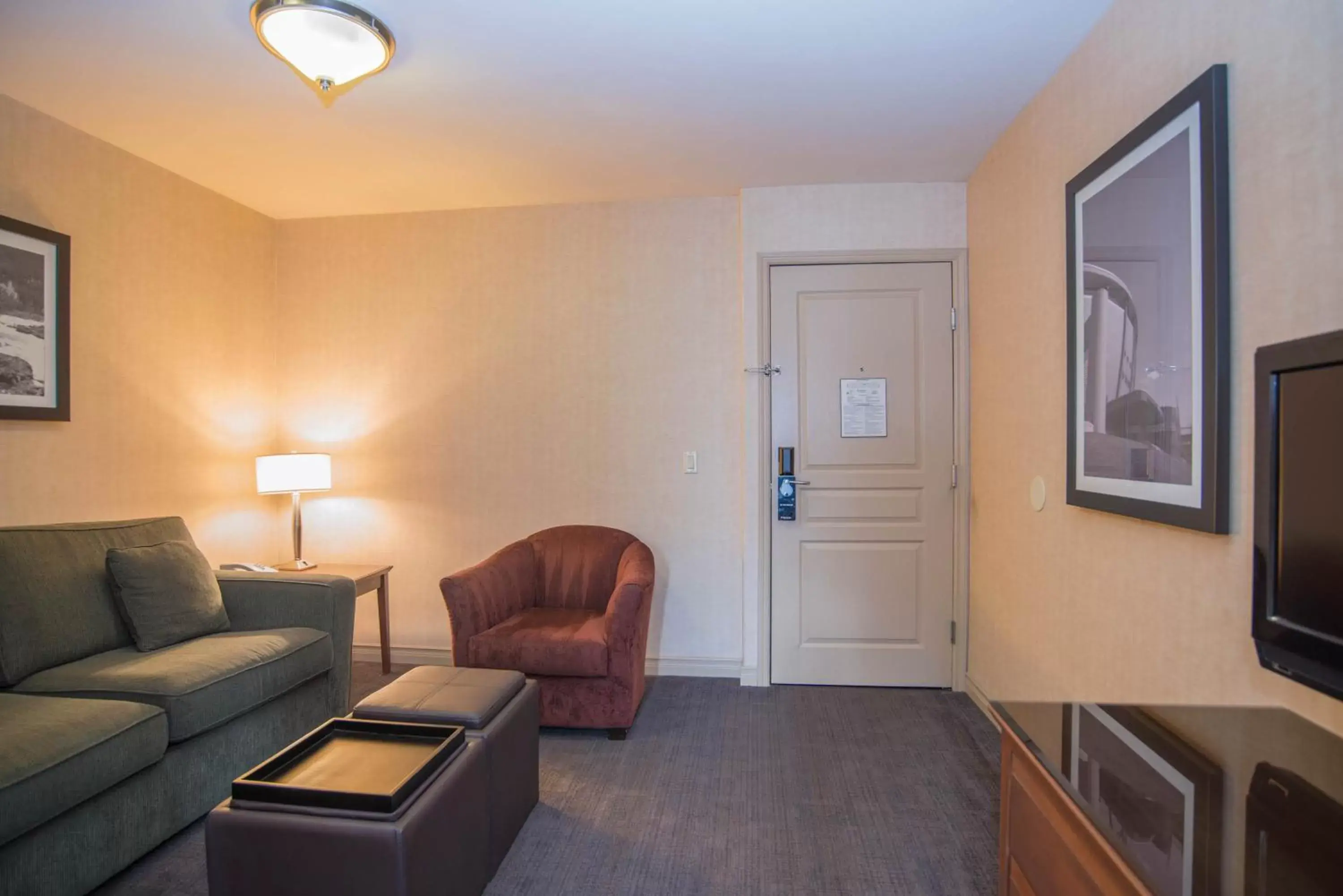 Bedroom, Seating Area in Sandman Hotel Calgary Airport