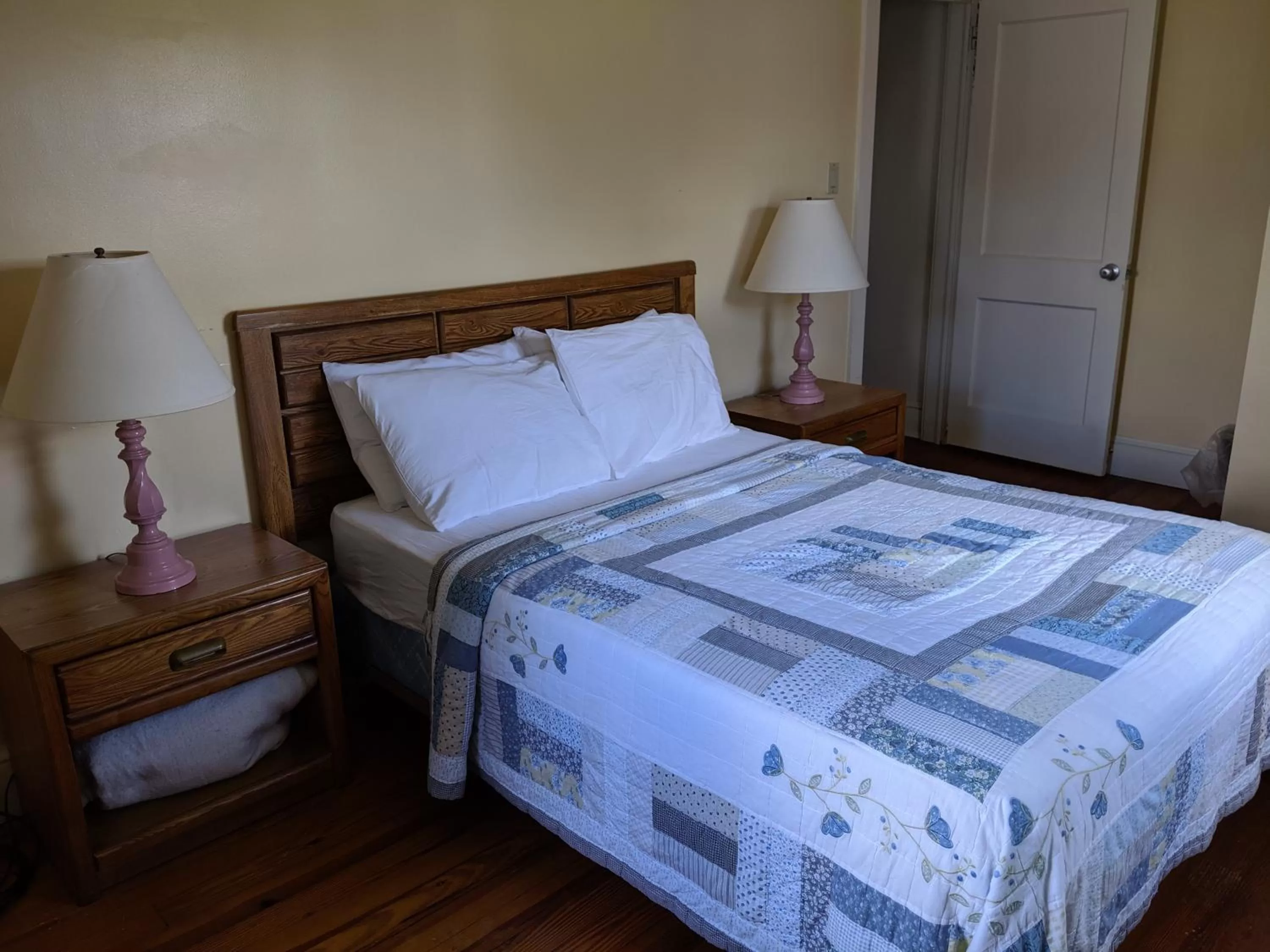 Bedroom, Bed in Spruce Lane Lodge and Cottages