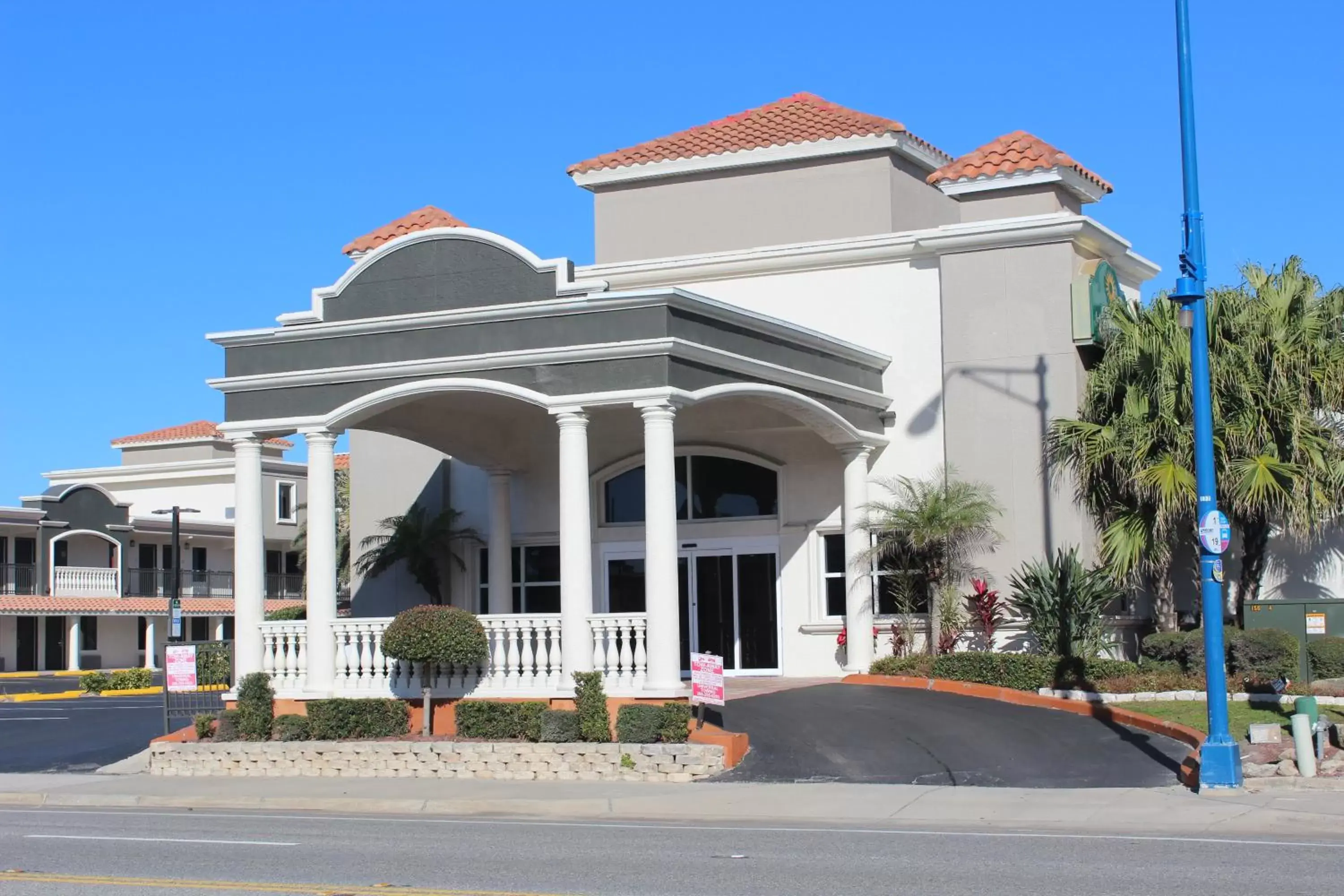 Facade/entrance in La Quinta by Wyndham Oceanfront Daytona Beach