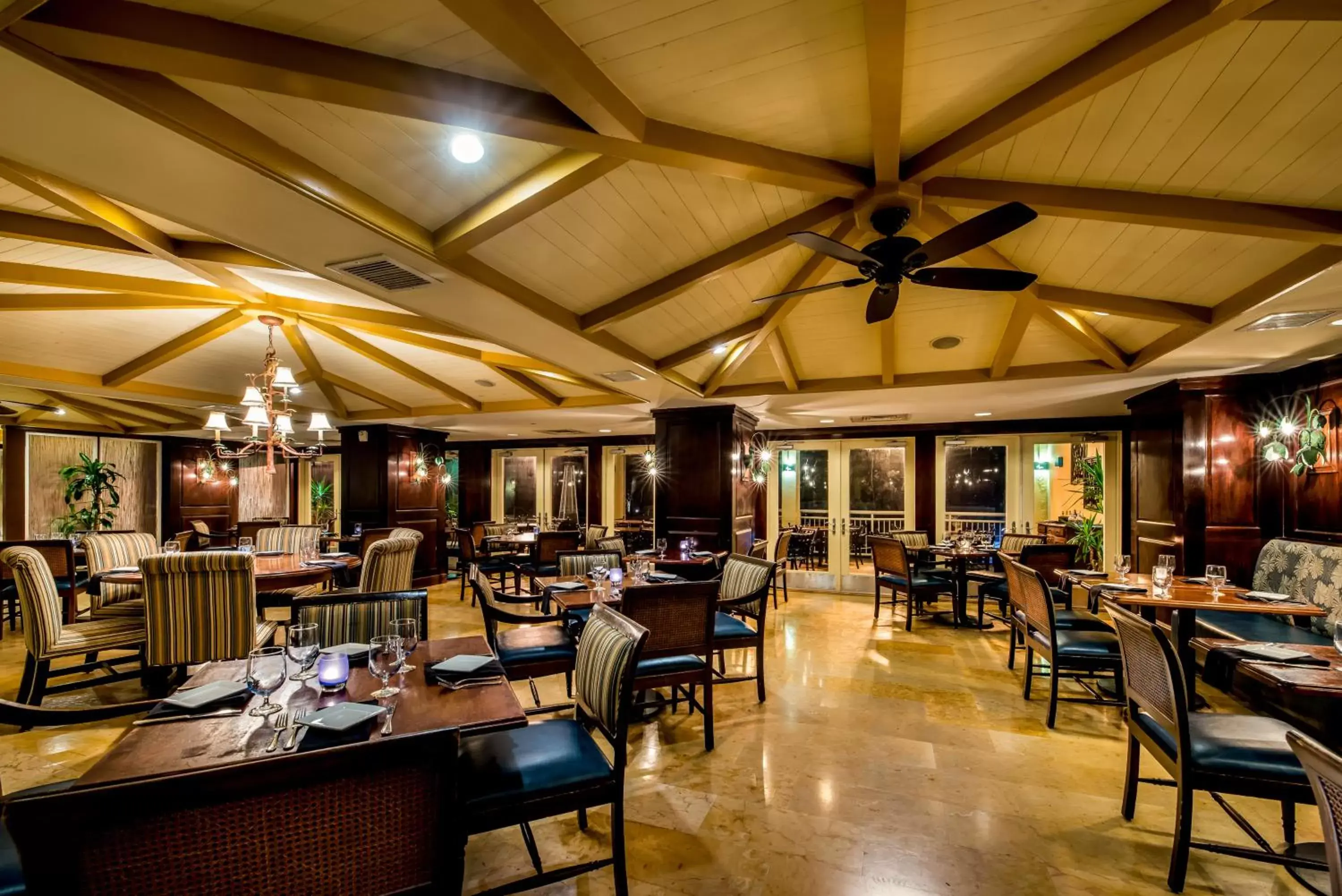 Restaurant/Places to Eat in The Shores Resort & Spa