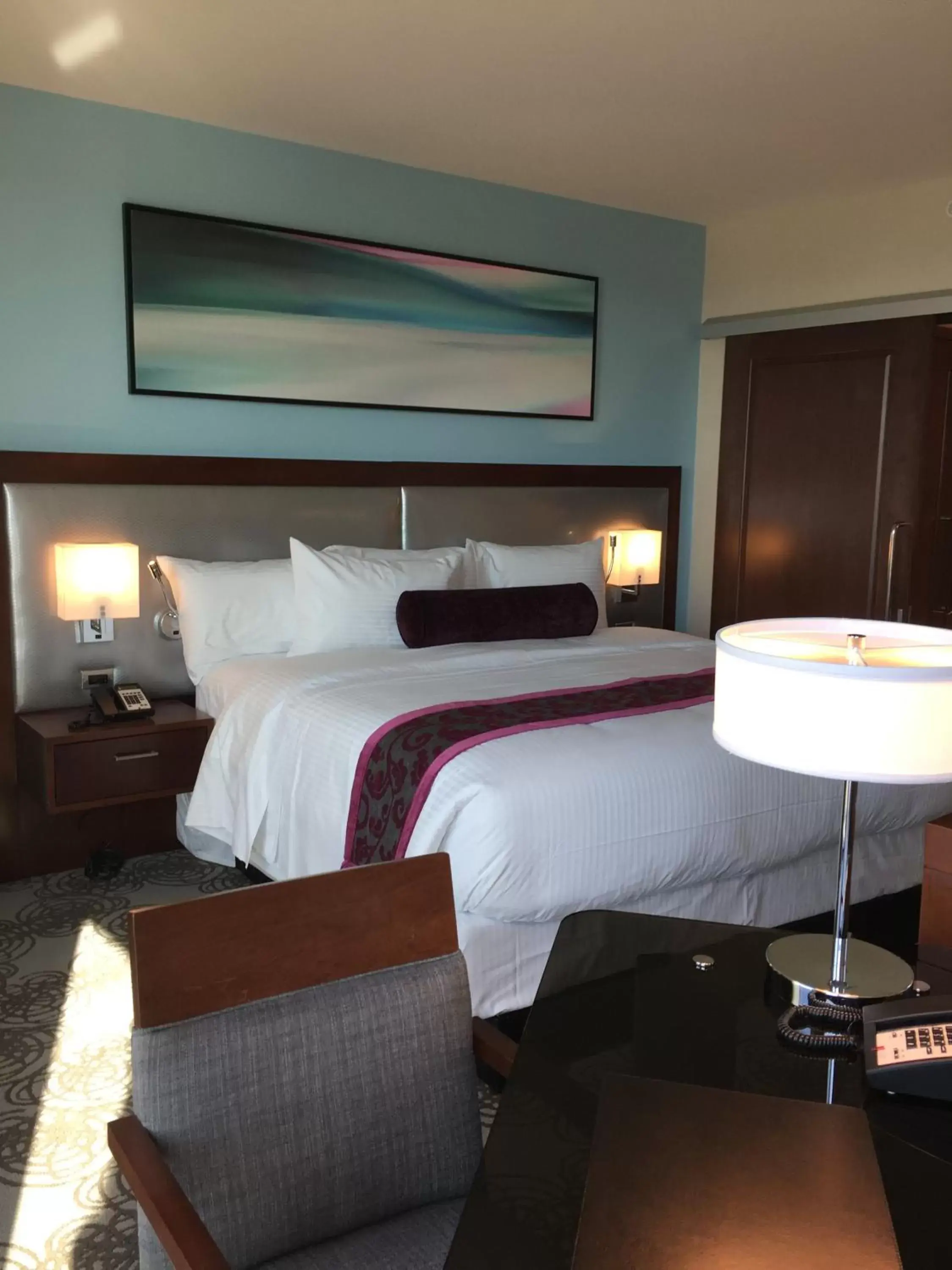 Photo of the whole room, Bed in Parkwest Bicycle Casino