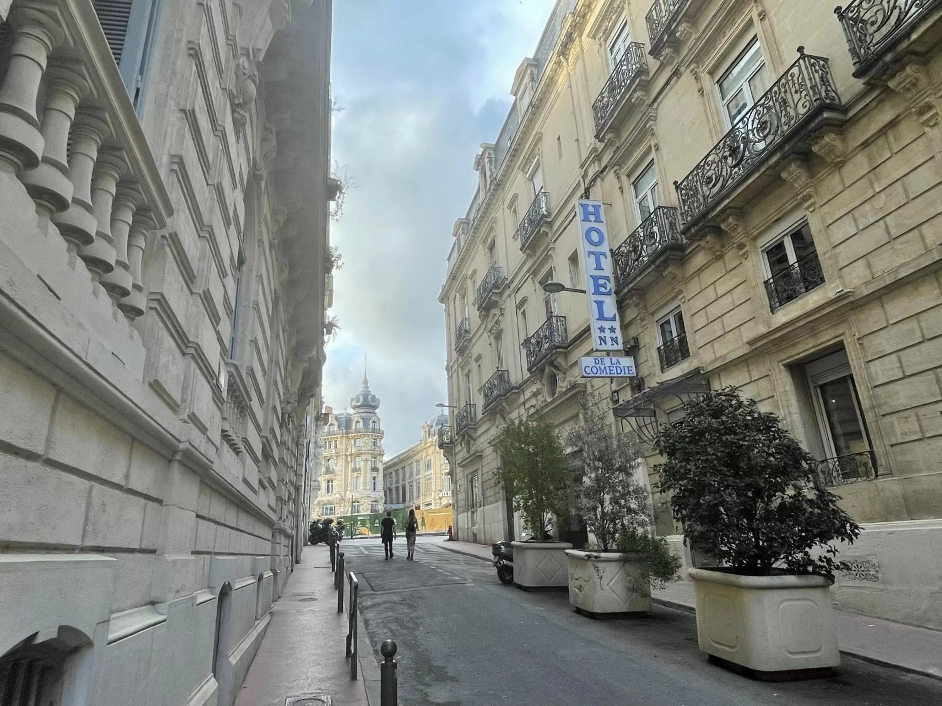 Property building, Neighborhood in Hotel de La Comédie