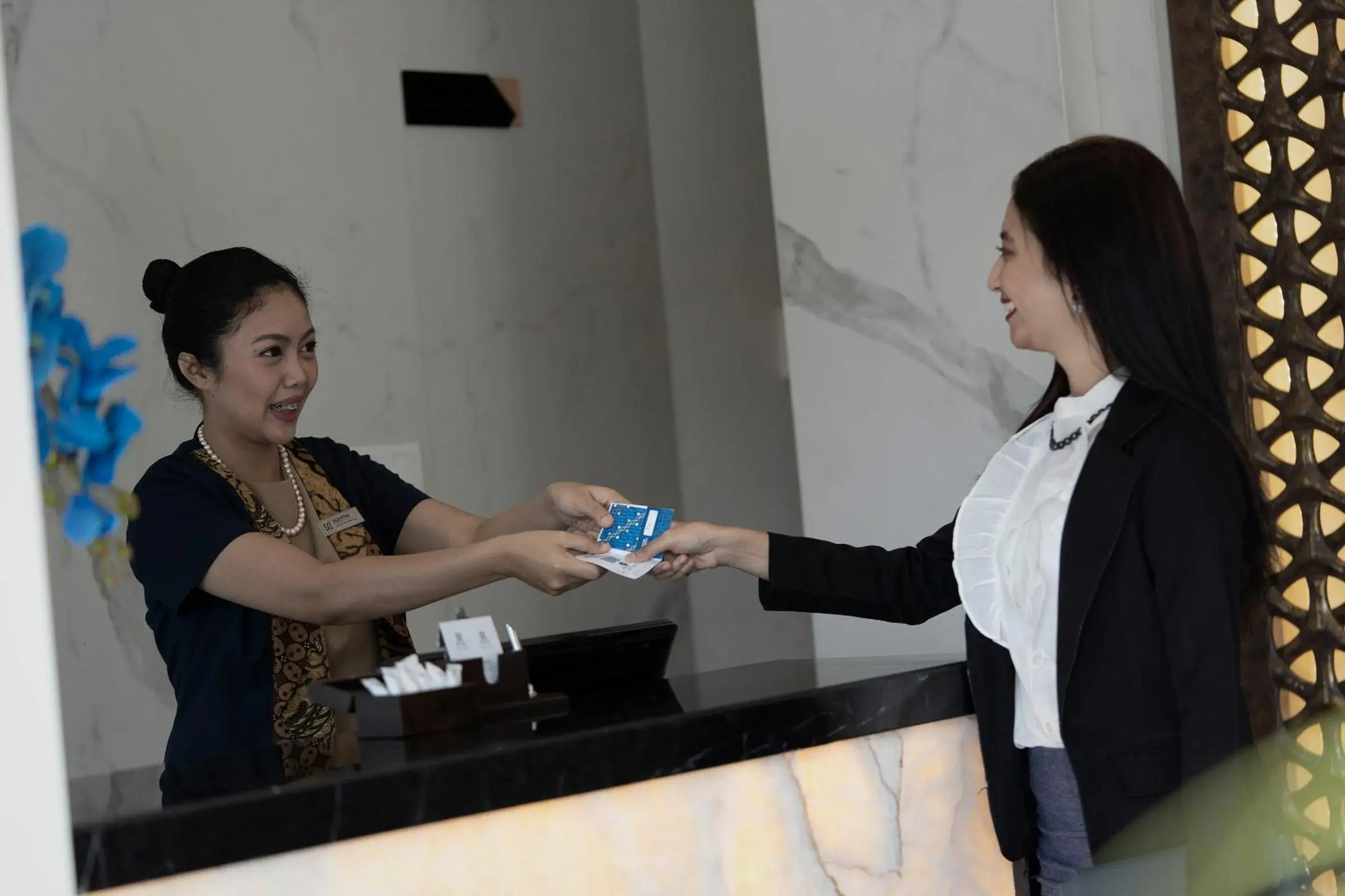 Lobby or reception in BATIQA Hotel Darmo - Surabaya