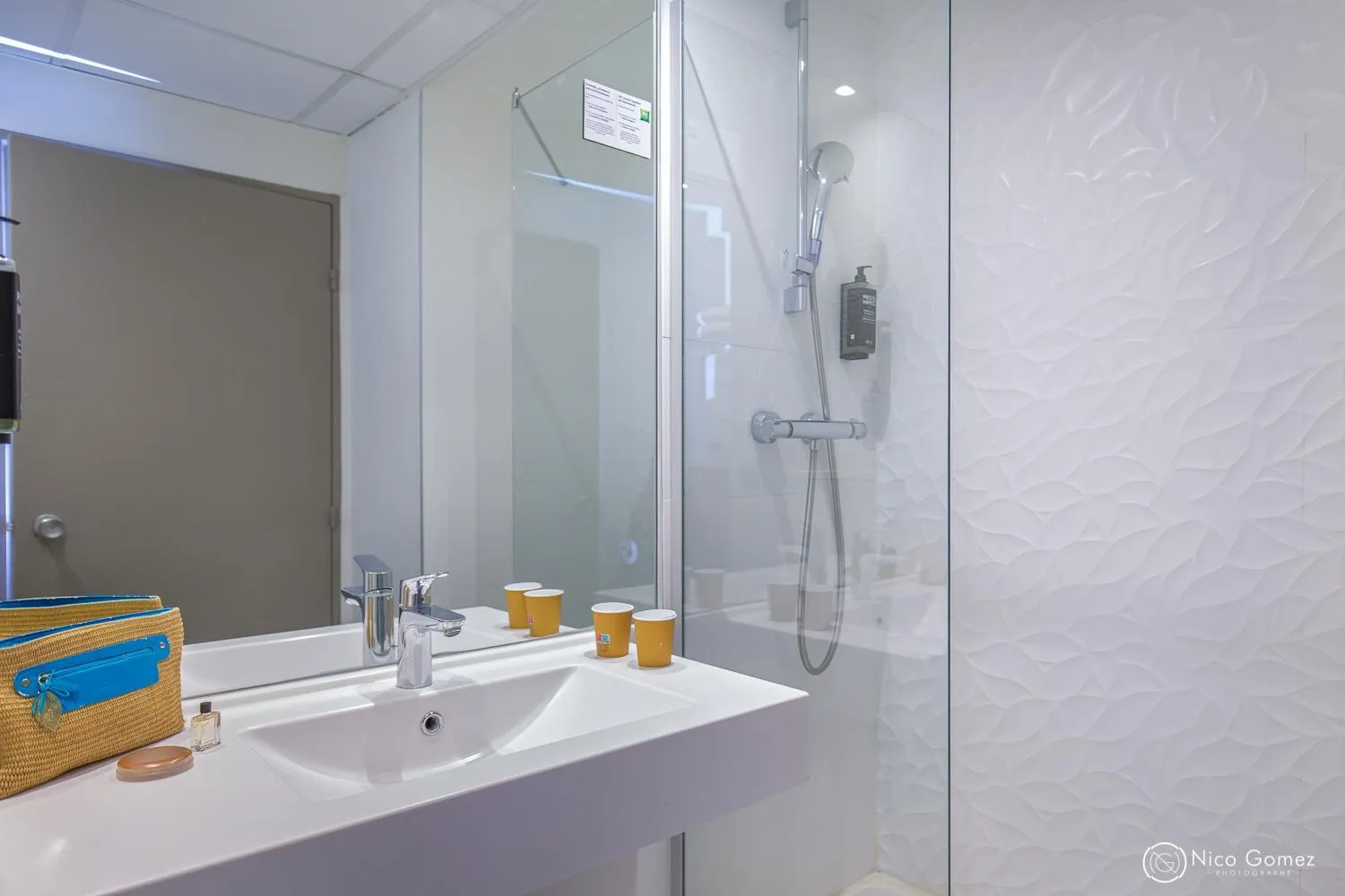 Shower in ibis Styles Cannes Le Cannet