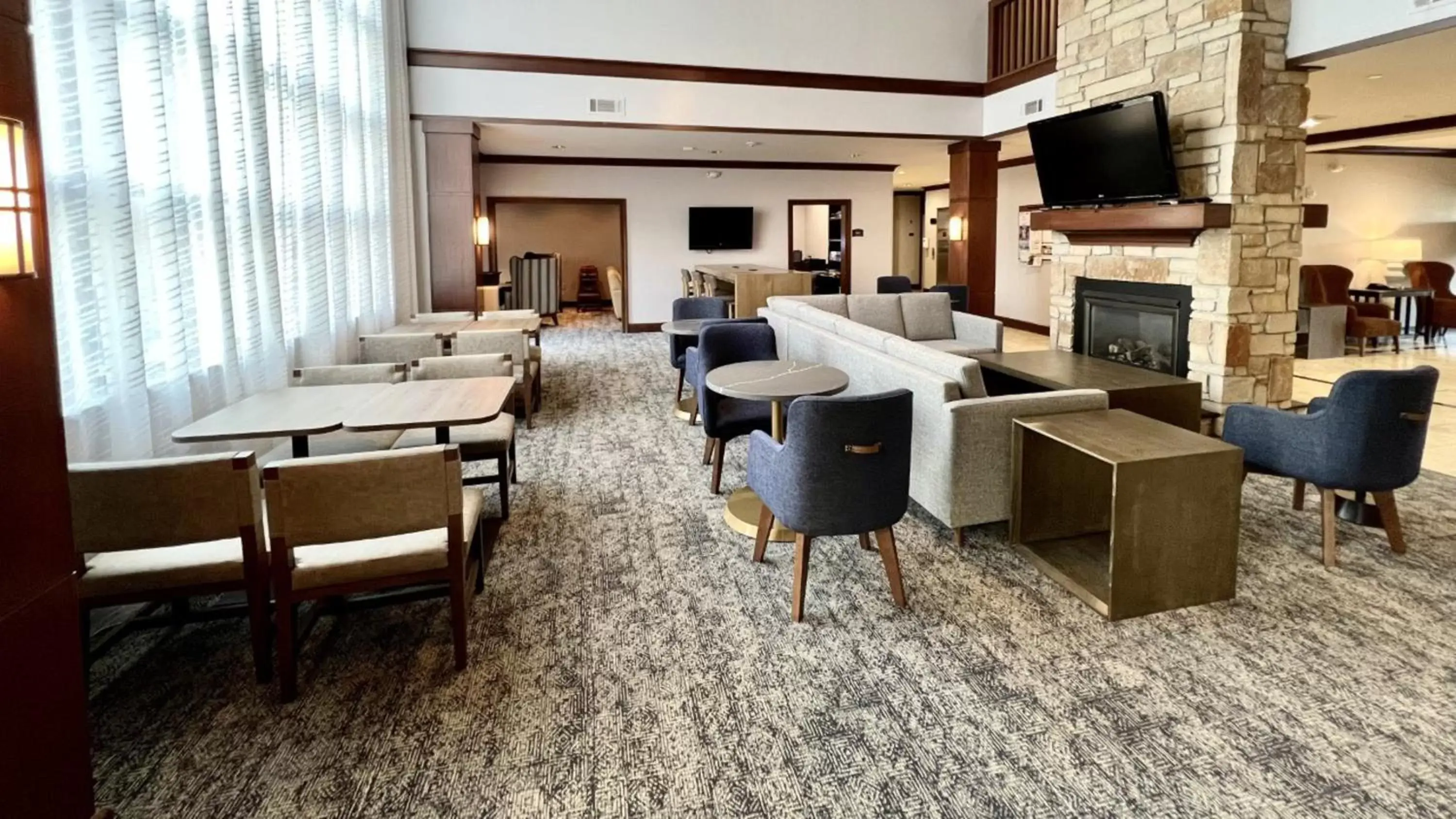Restaurant/places to eat, Lounge/Bar in Staybridge Suites Milwaukee West-Oconomowoc, an IHG Hotel