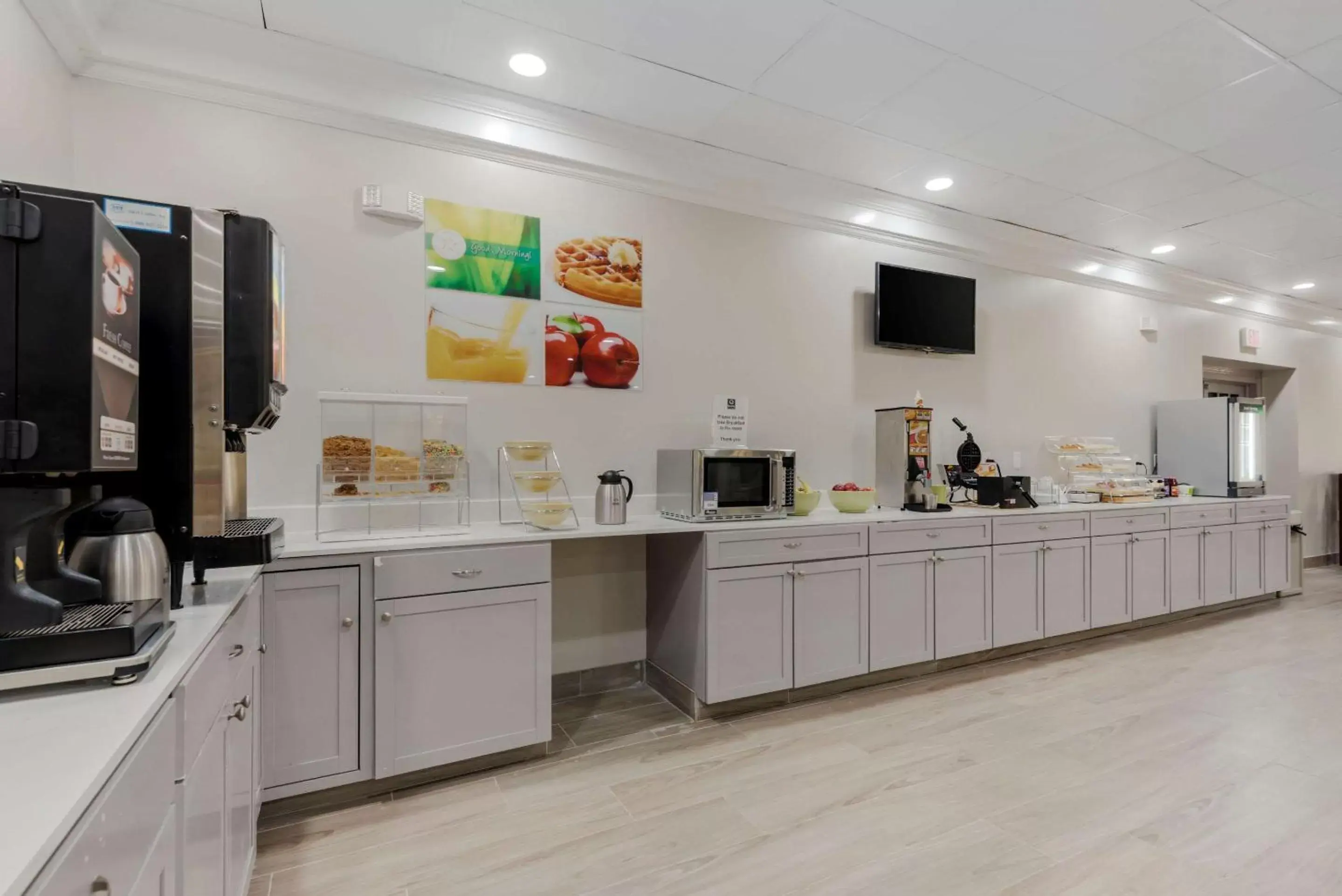 Breakfast, Kitchen/Kitchenette in Quality Inn & Suites New Hartford - Utica
