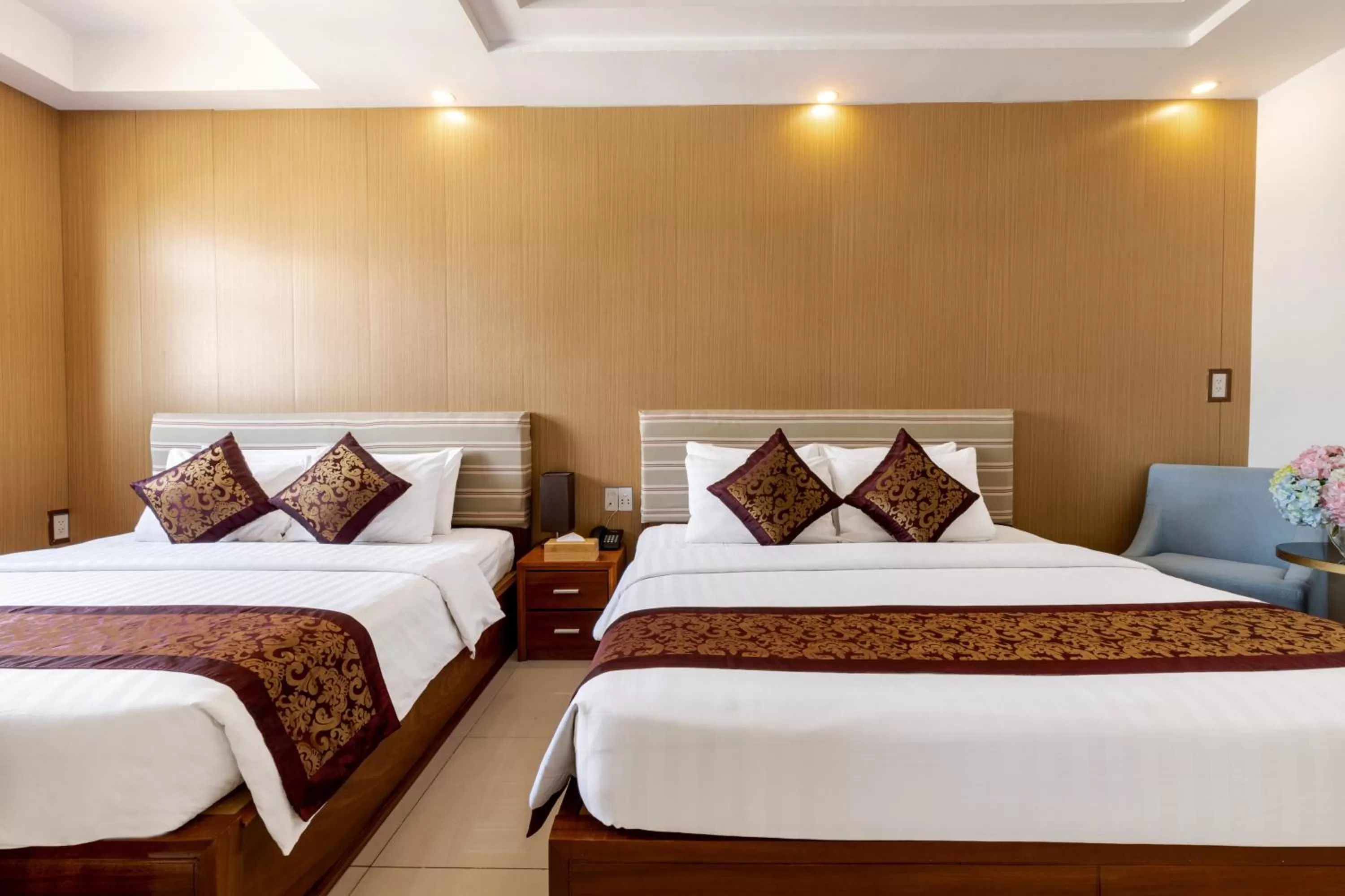 Bedroom, Bed in Airport Saigon Hotel - Gần ẩm thực đêm chợ Phạm Văn Hai