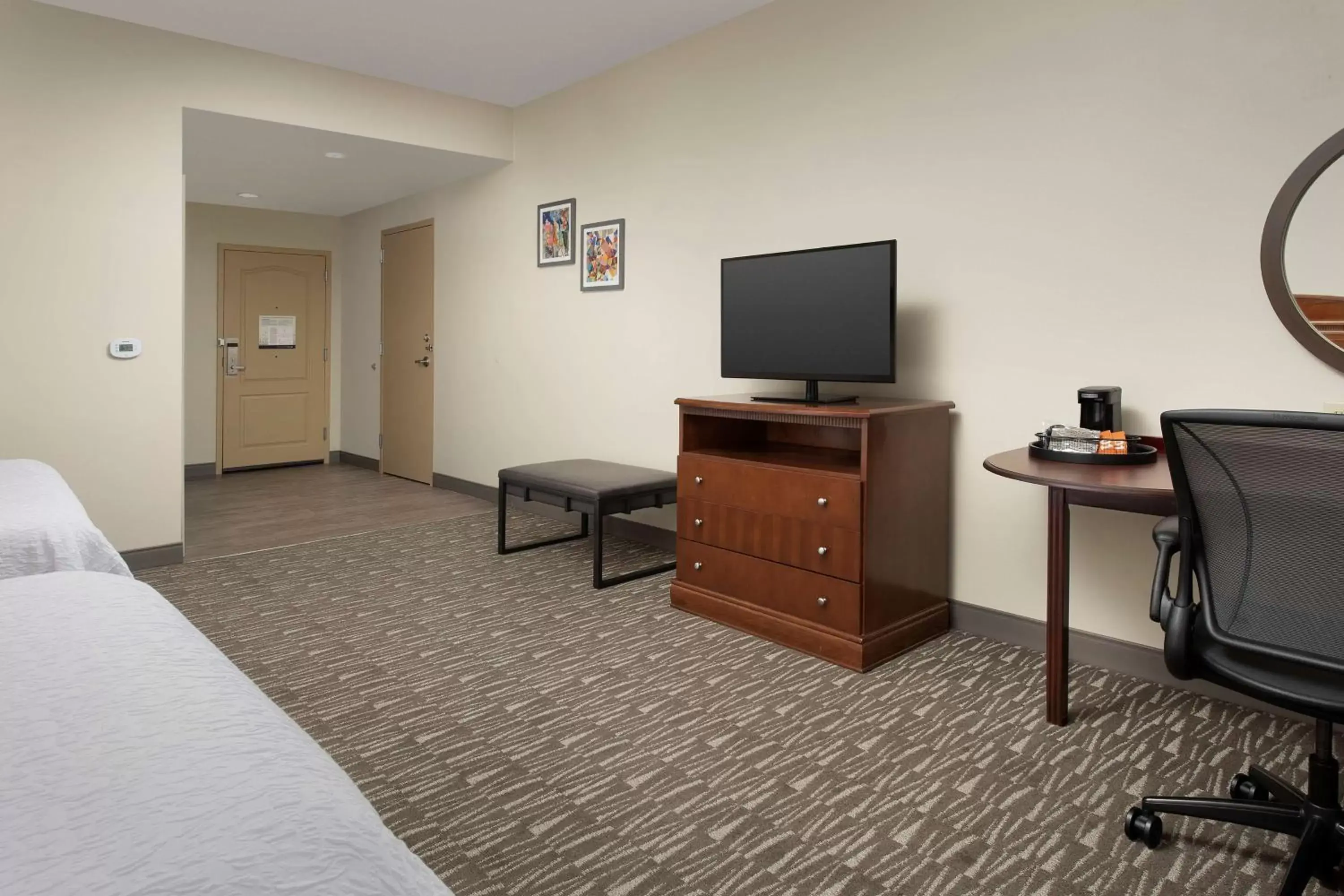 Bedroom, TV/Entertainment Center in Hampton Inn & Suites Lakeland-South Polk Parkway