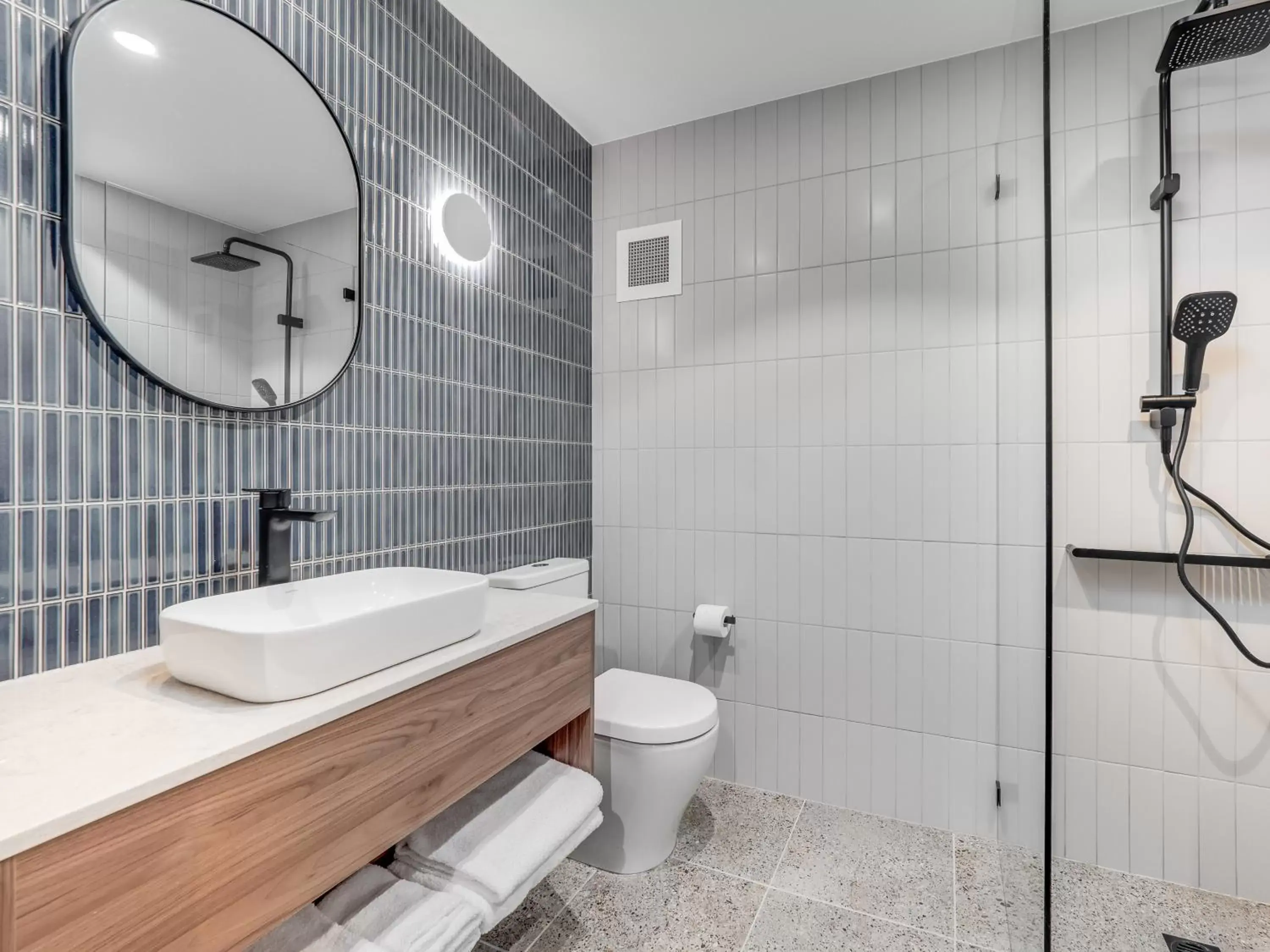 Shower, Bathroom in Banjo Paterson Inn