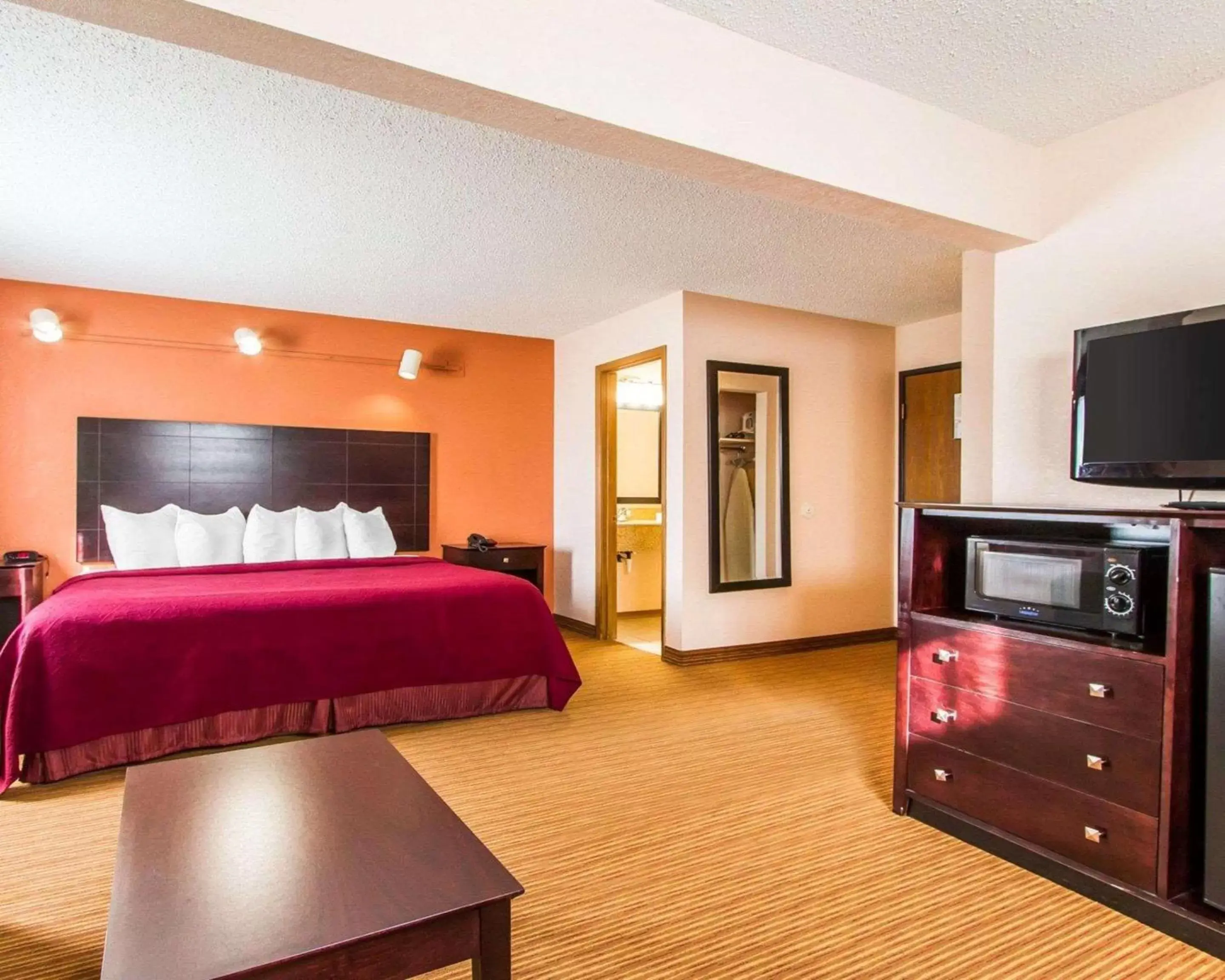 Photo of the whole room, Bed in Quality Inn & Suites Ottumwa