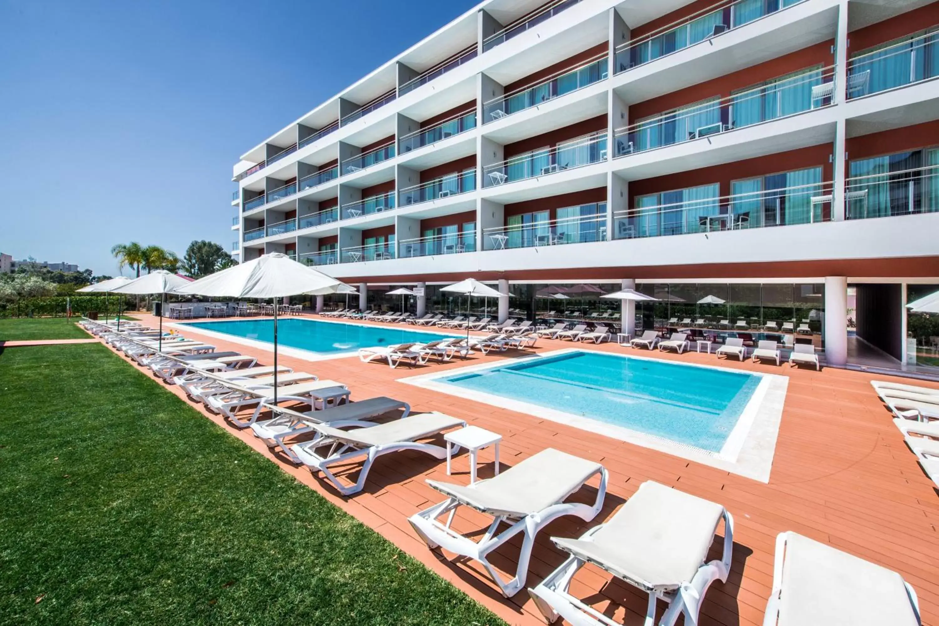 Swimming pool, Property Building in Areias Village Beach Suite Hotel