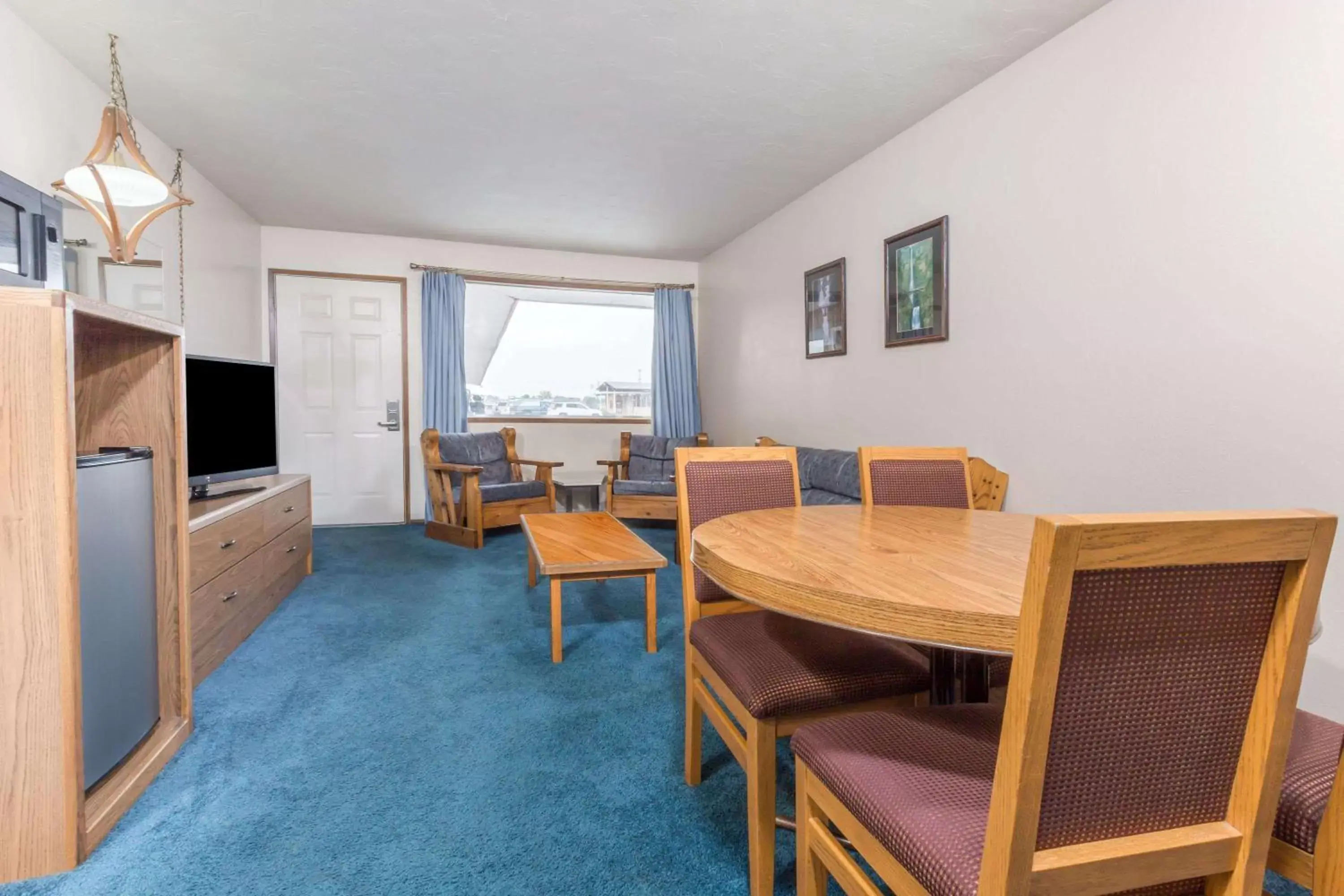 Photo of the whole room, Dining Area in Knights Inn Boardman