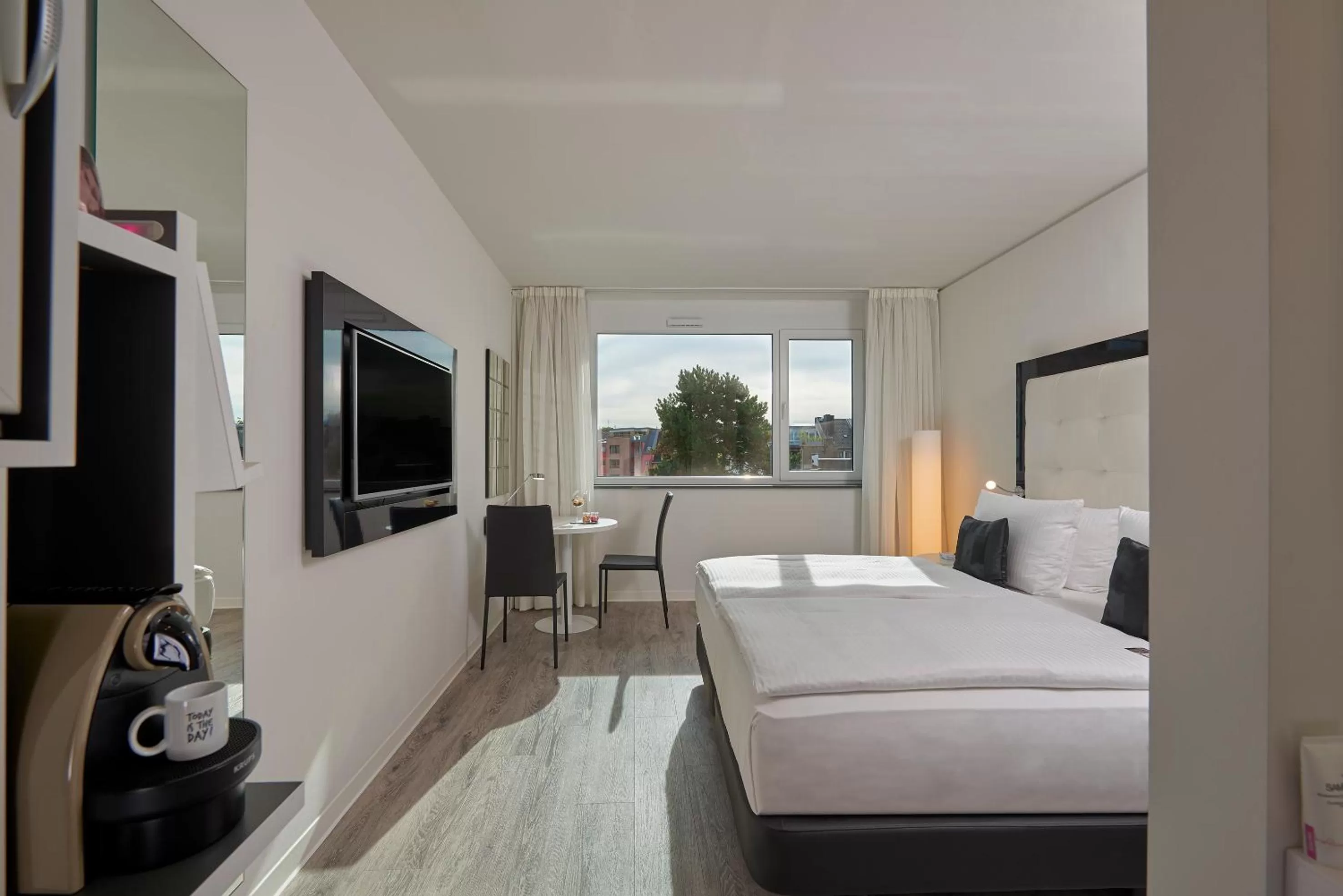 Photo of the whole room, Bed in INNSiDE by Meliá Aachen